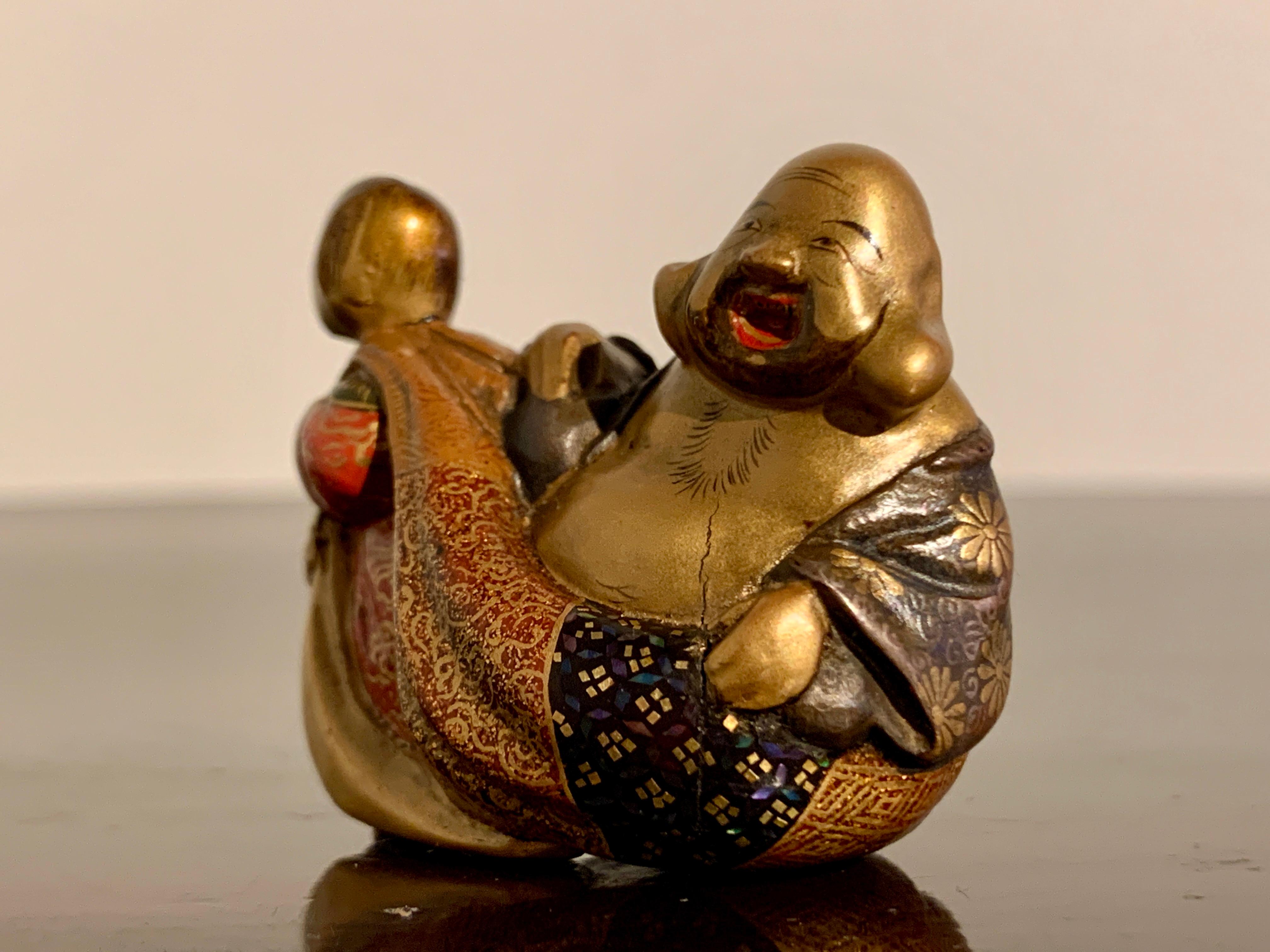 Boxwood and Lacquer Netsuke of Hotei by Shunsho, Meiji period, circa 1900, Japan For Sale 1