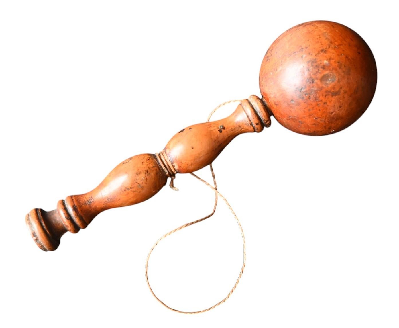 Bilboquet en buis tourné, époque, fin du XVIIIe siècle.
Double usage avec la pointe et la balle.
Belle patine d'usage.
Hauteur totale 15 cm, diamètre de la boule 4,8 cm.