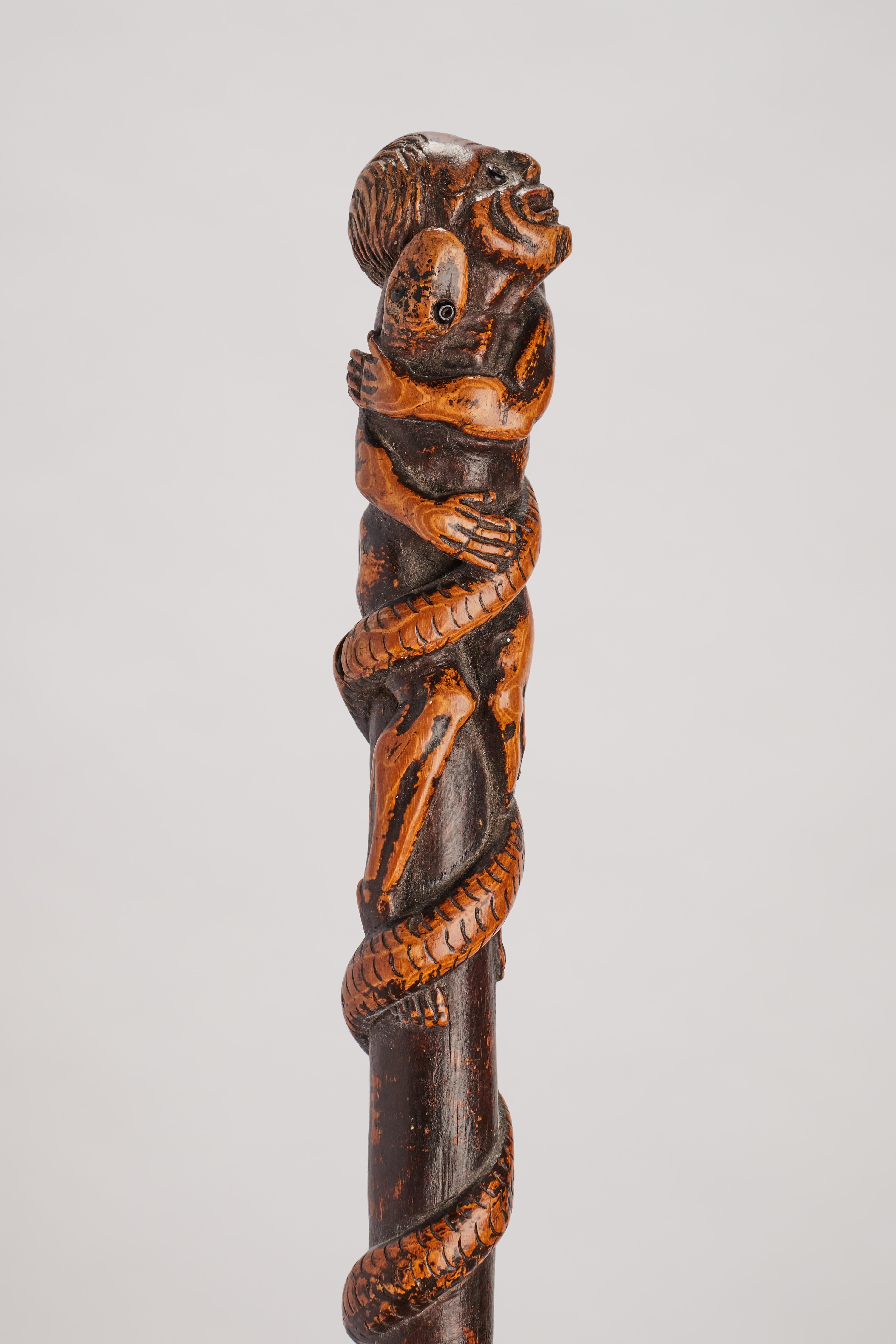 Boxwood folk art stick depicting a man with snake and lizard, Italy 1850.  In Good Condition For Sale In Milan, IT
