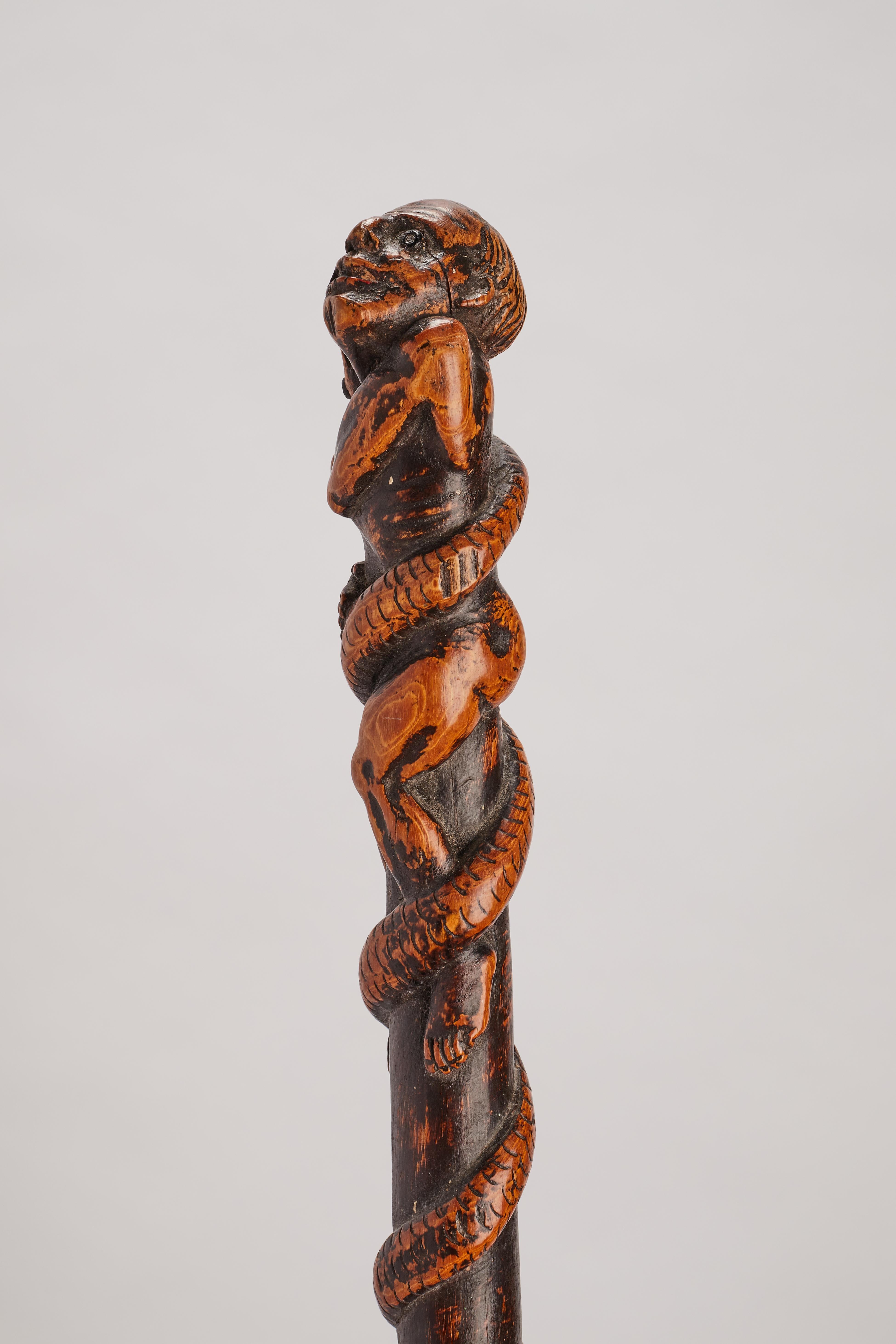 Boxwood-Volkskunststab mit der Darstellung eines Mannes mit Schlange und Eidechse, Italien 1850. (Buchsbaumholz) im Angebot