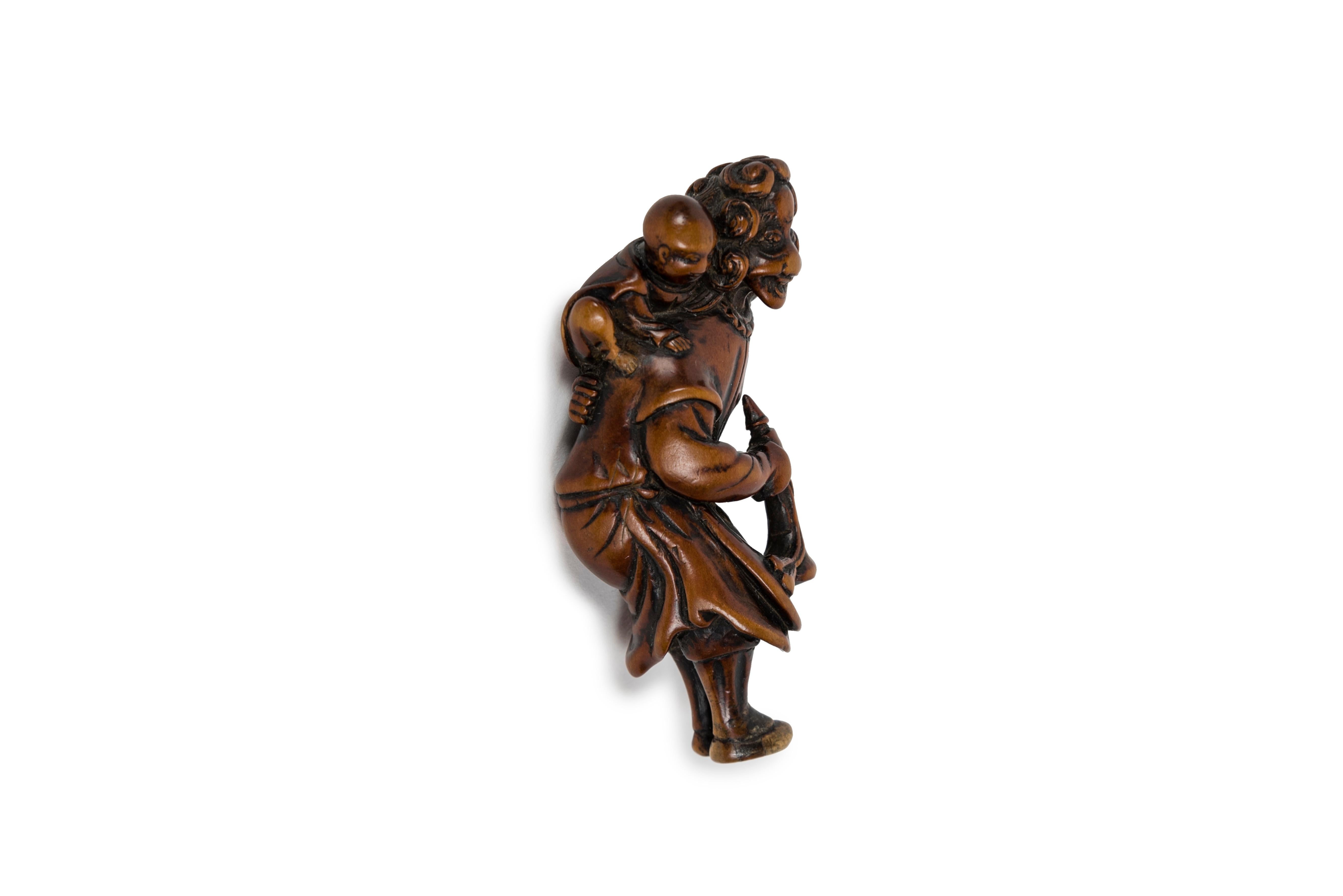 Japonisme Boxwood netsuke representing a ducthman with child and a trumpet For Sale