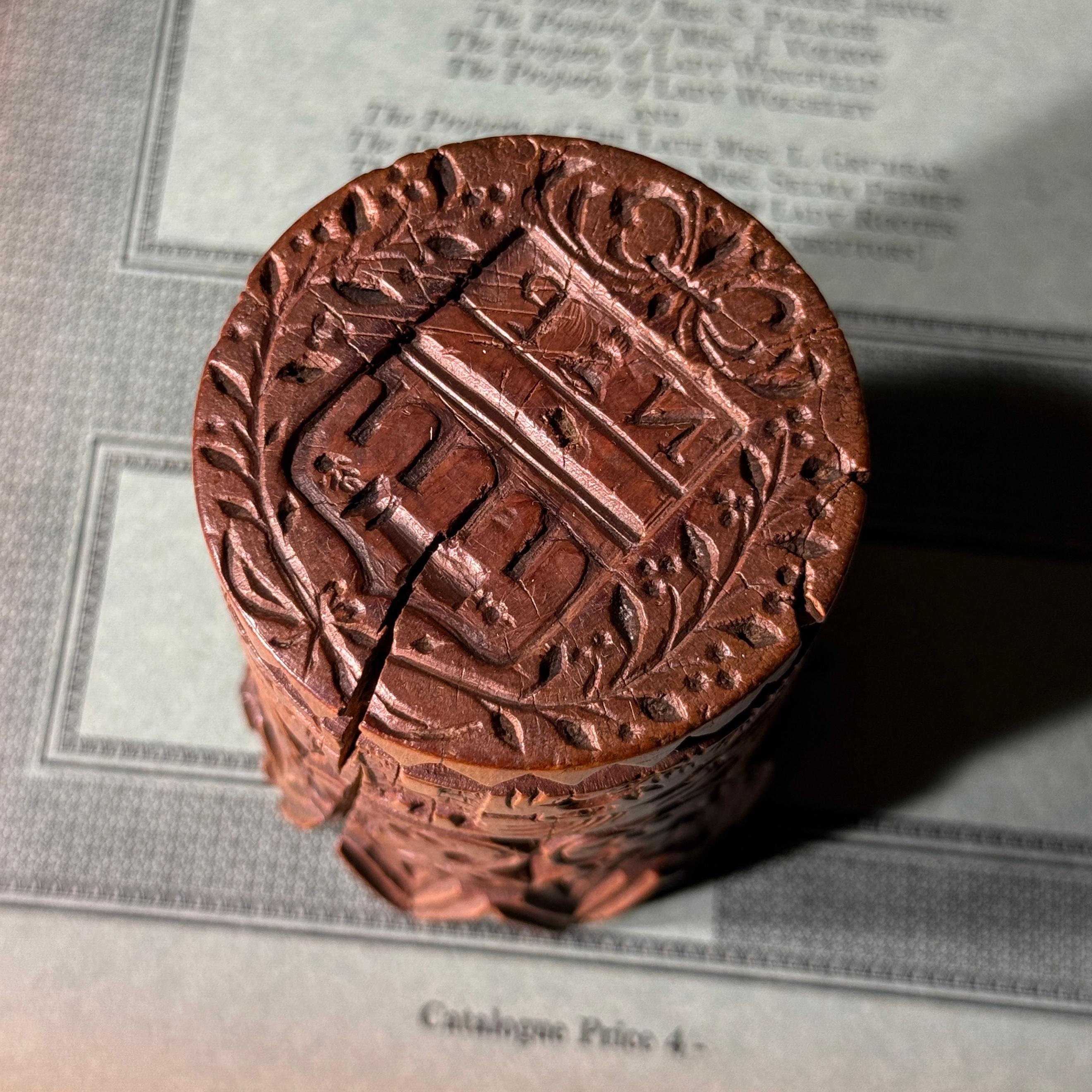 Stampa a rullo in legno di bosso con armi reali. Francia, XVIII secolo. In condizioni discrete in vendita a London, GB