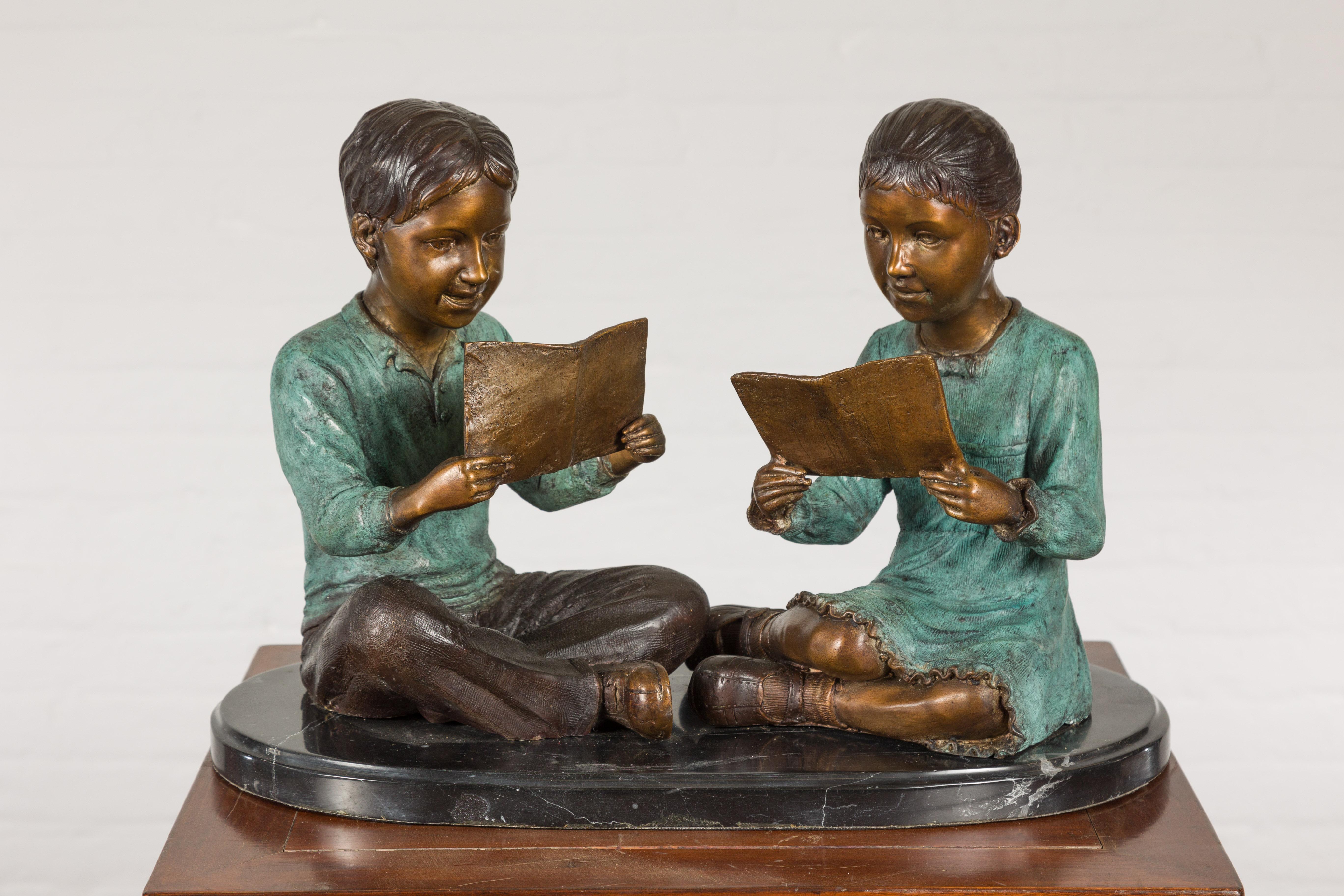 Bronze-Skulptur von Kindern beim Lesen im Zustand „Neu“ im Angebot in Yonkers, NY