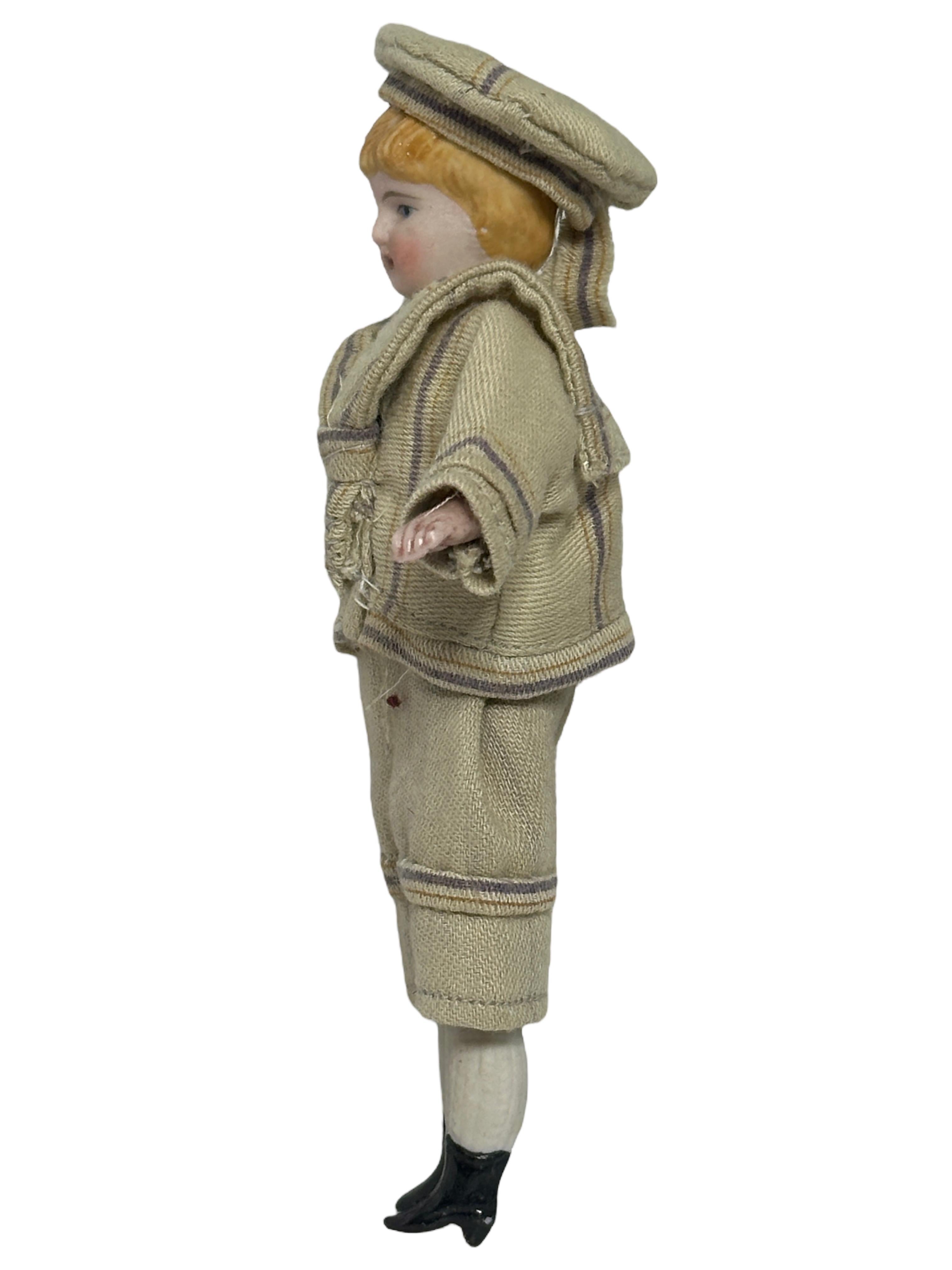 Esta rara y exquisita muñeca antigua en miniatura de bisque alemán con cabeza, brazos y piernas es imprescindible para los coleccionistas y aficionados a las casas de muñecas y muñecas. Con su precioso atuendo de marinera, se adapta a cualquier