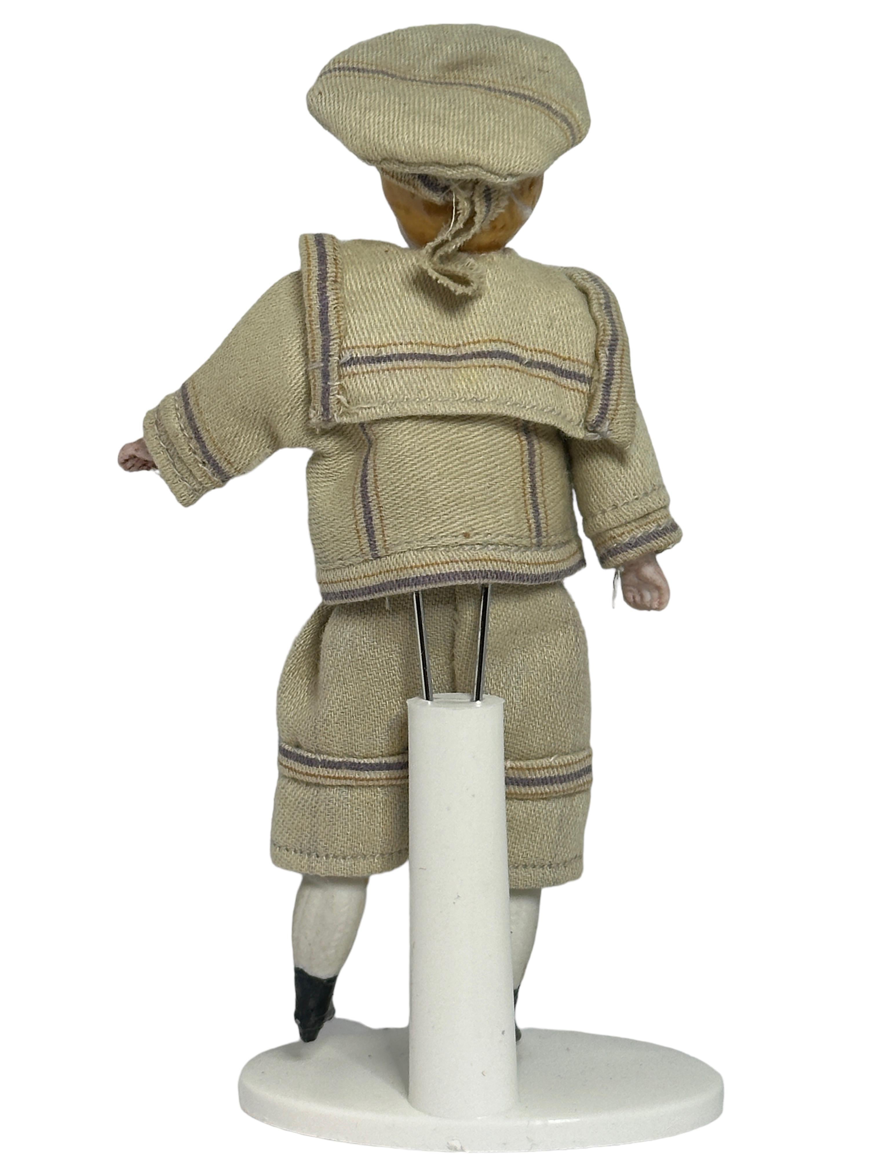 Antikes deutsches Puppenhaus-Dollhouse-Spielzeug, gekleidet in Matrosen-Outfit, 1900er Jahre (Volkskunst) im Angebot