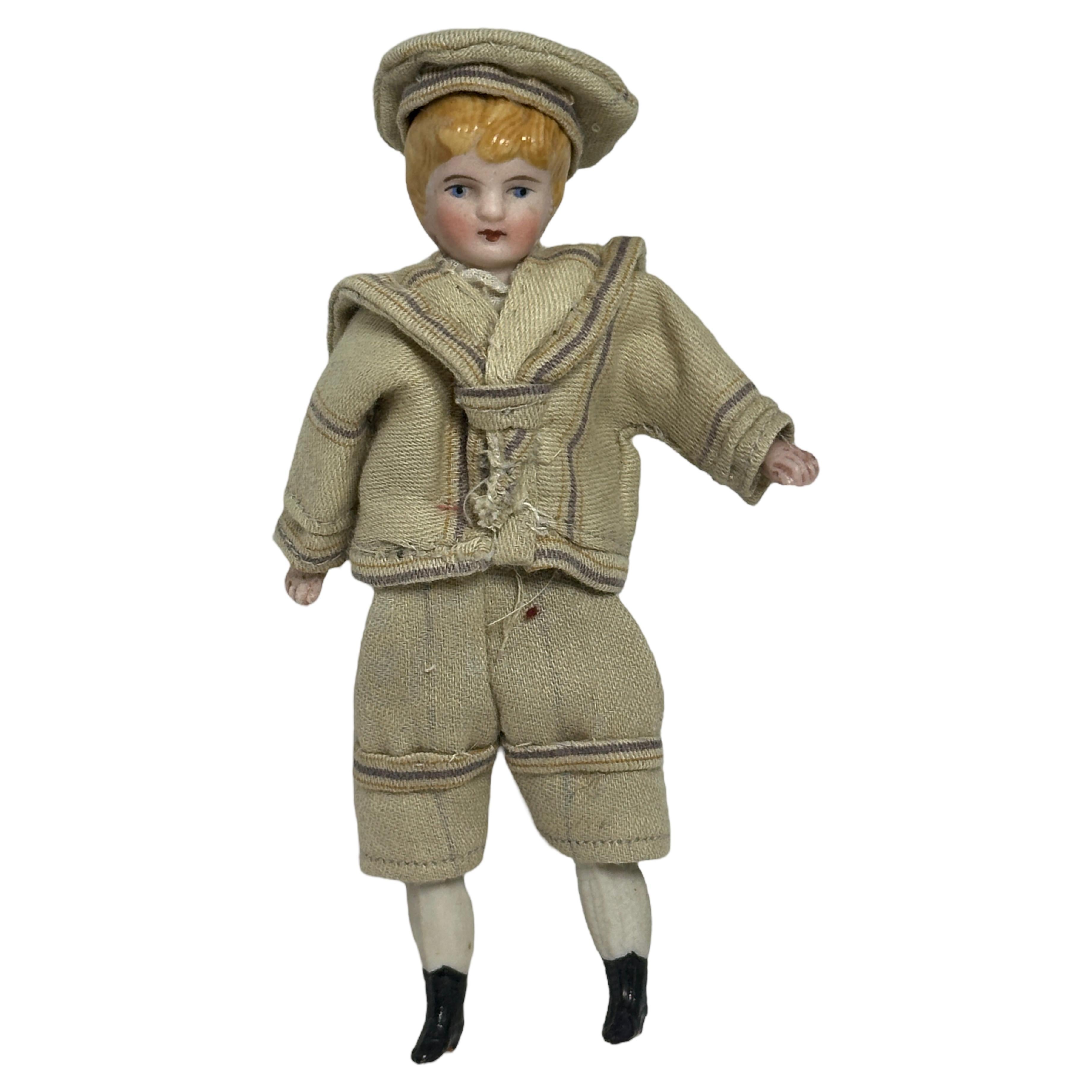 Antikes deutsches Puppenhaus-Dollhouse-Spielzeug, gekleidet in Matrosen-Outfit, 1900er Jahre