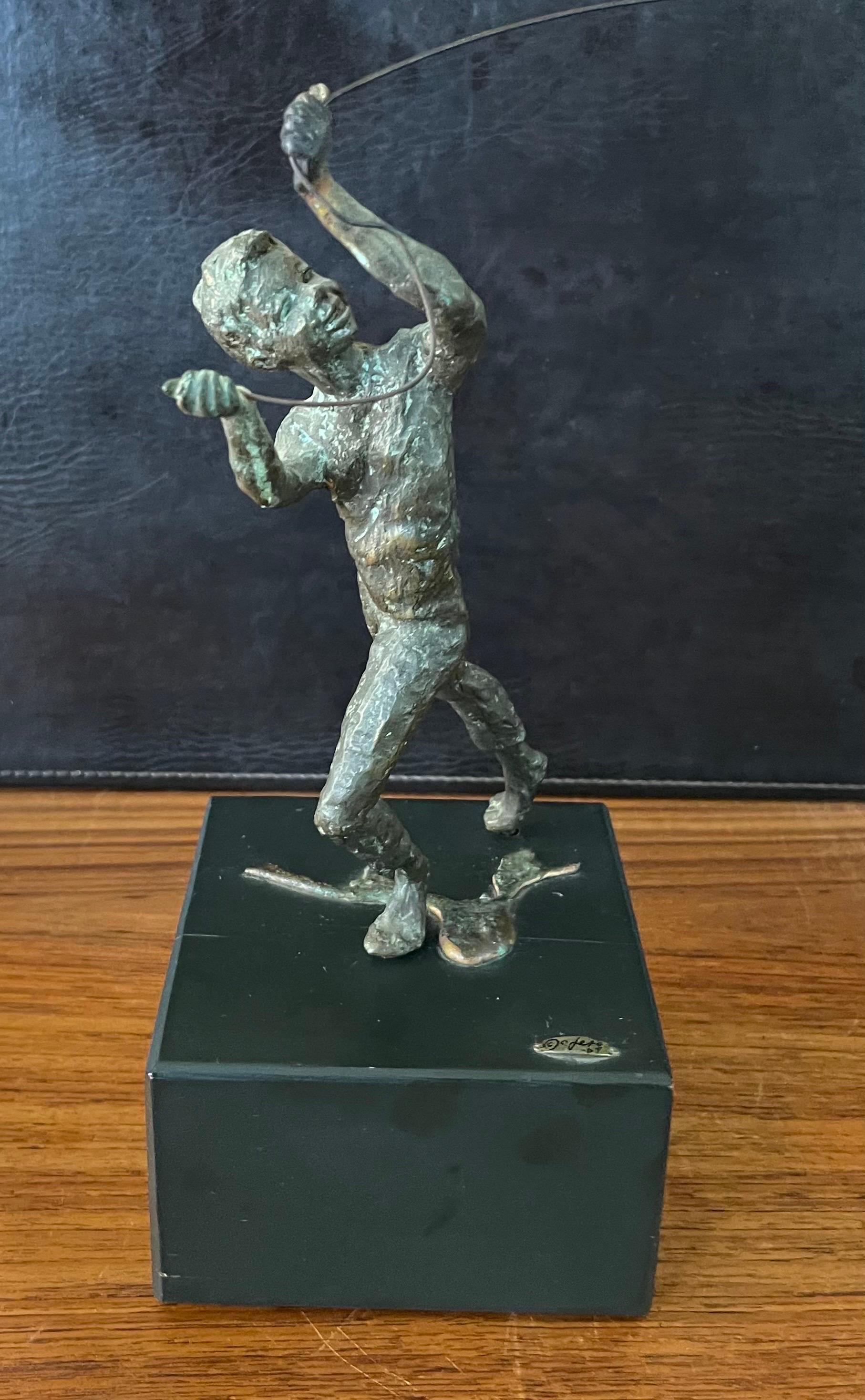 Sculpture en bronze d'un garçon volant en forme de cerf-volant sur bois de Curtis Jere en vente 4