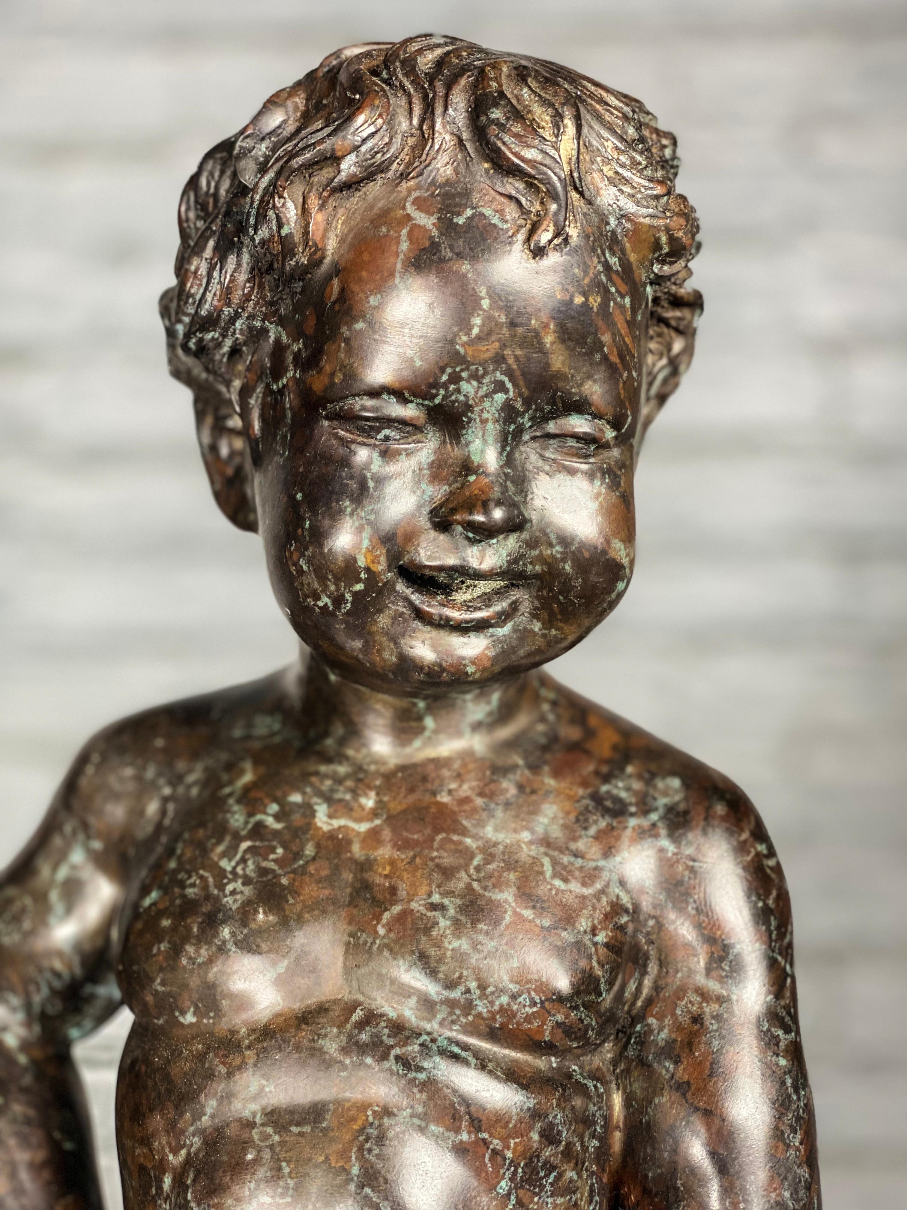 Junge pinkelnd Kleine Bronzestatue im Angebot 5