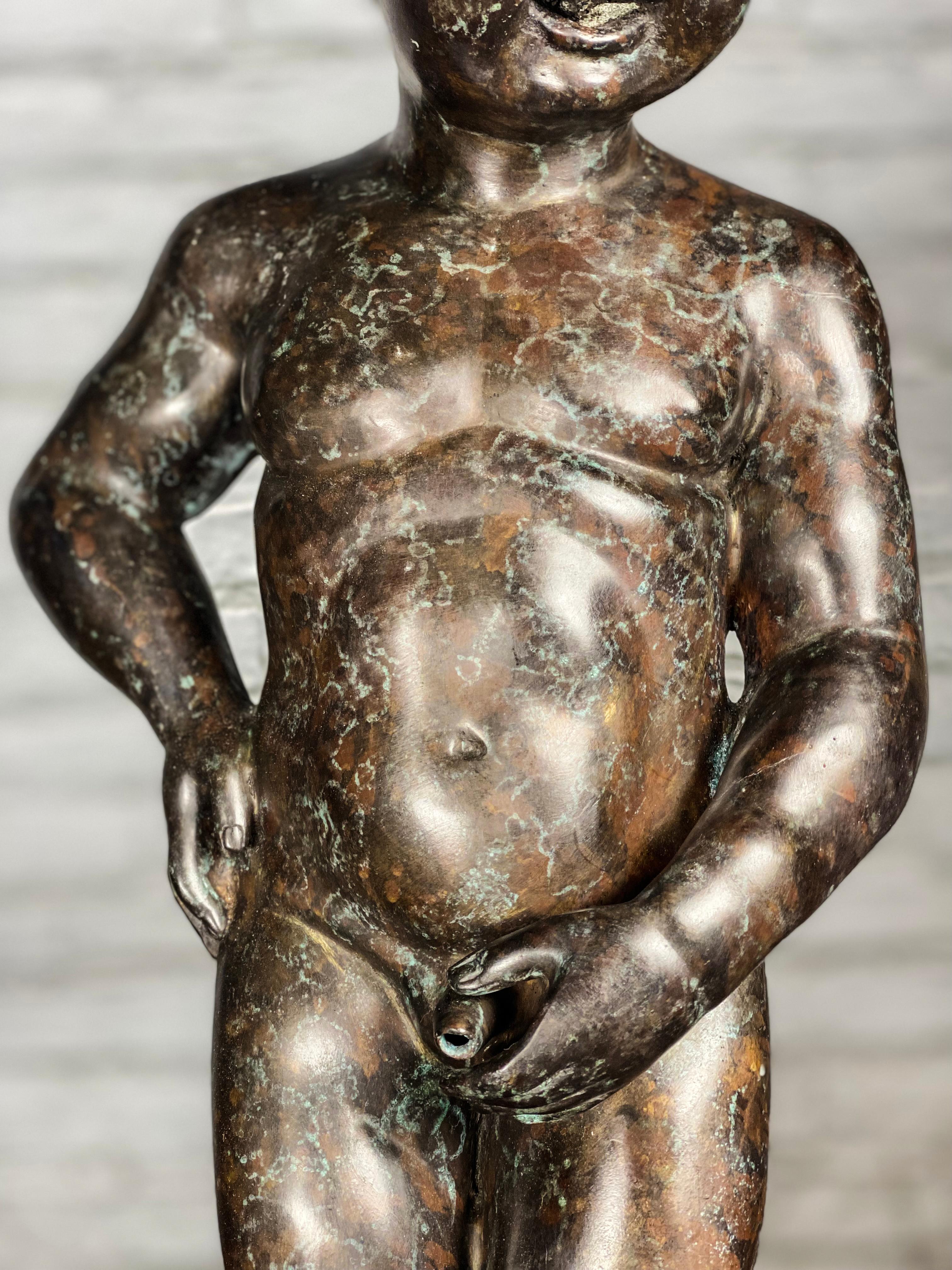 Junge pinkelnd Kleine Bronzestatue im Angebot 6