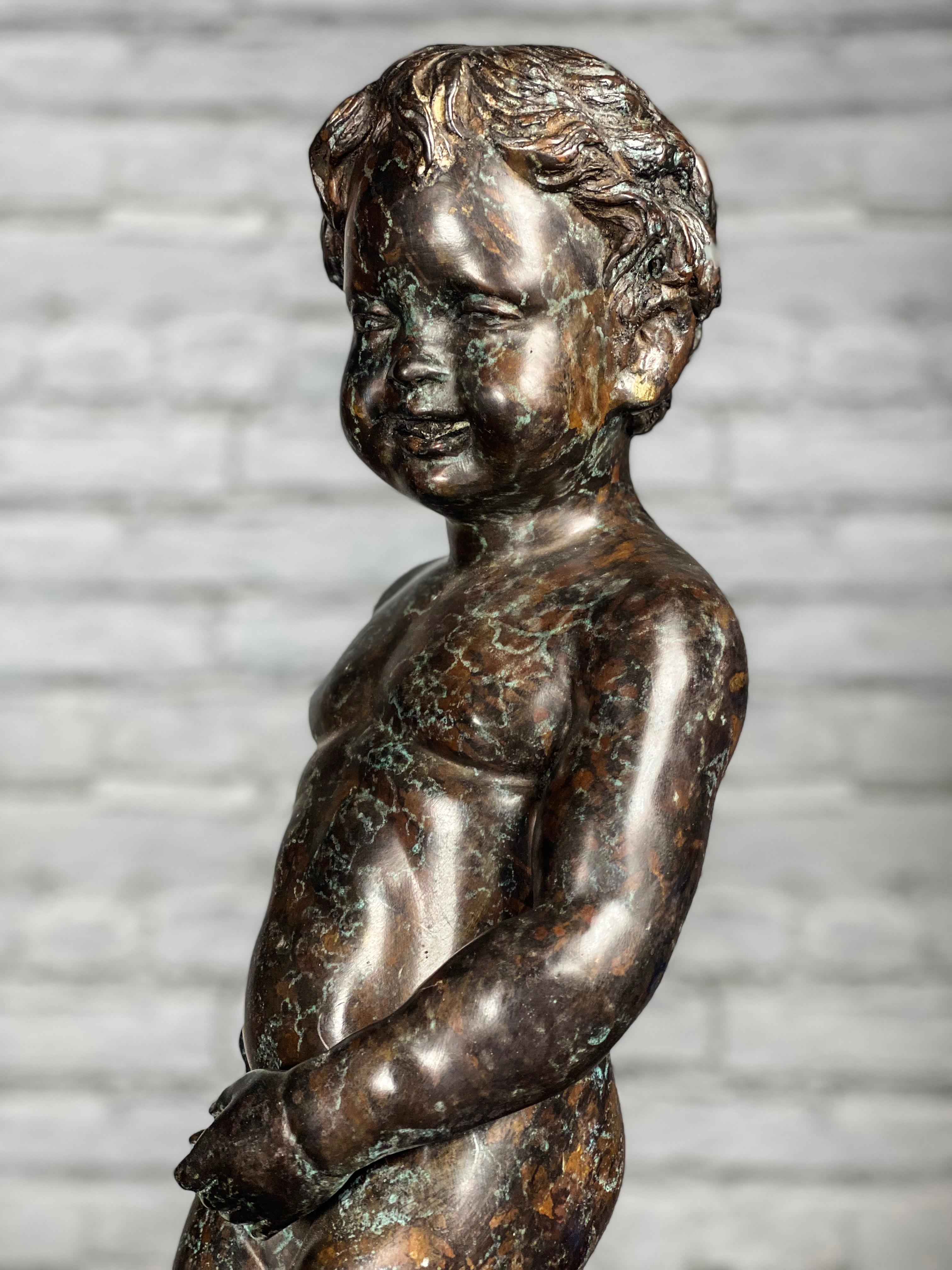 Junge pinkelnd Kleine Bronzestatue im Angebot 7