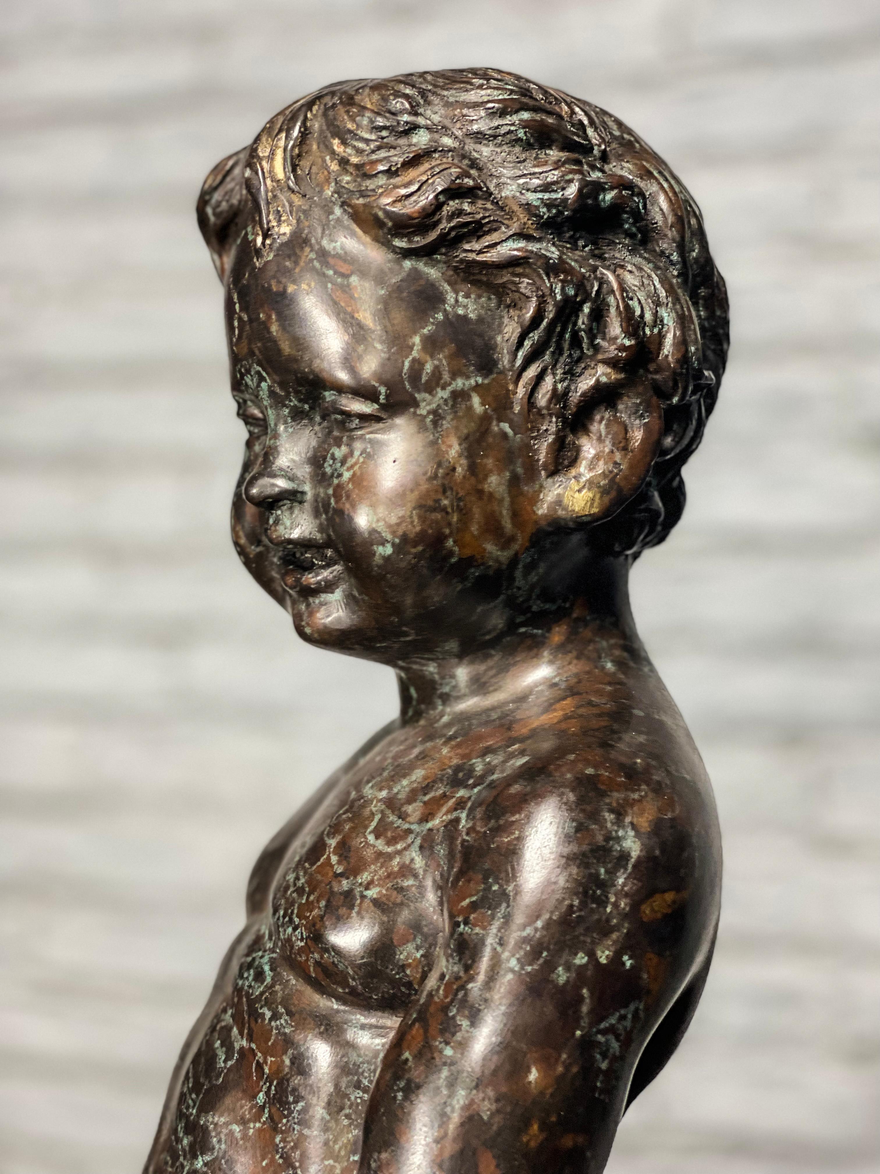 Junge pinkelnd Kleine Bronzestatue im Angebot 8