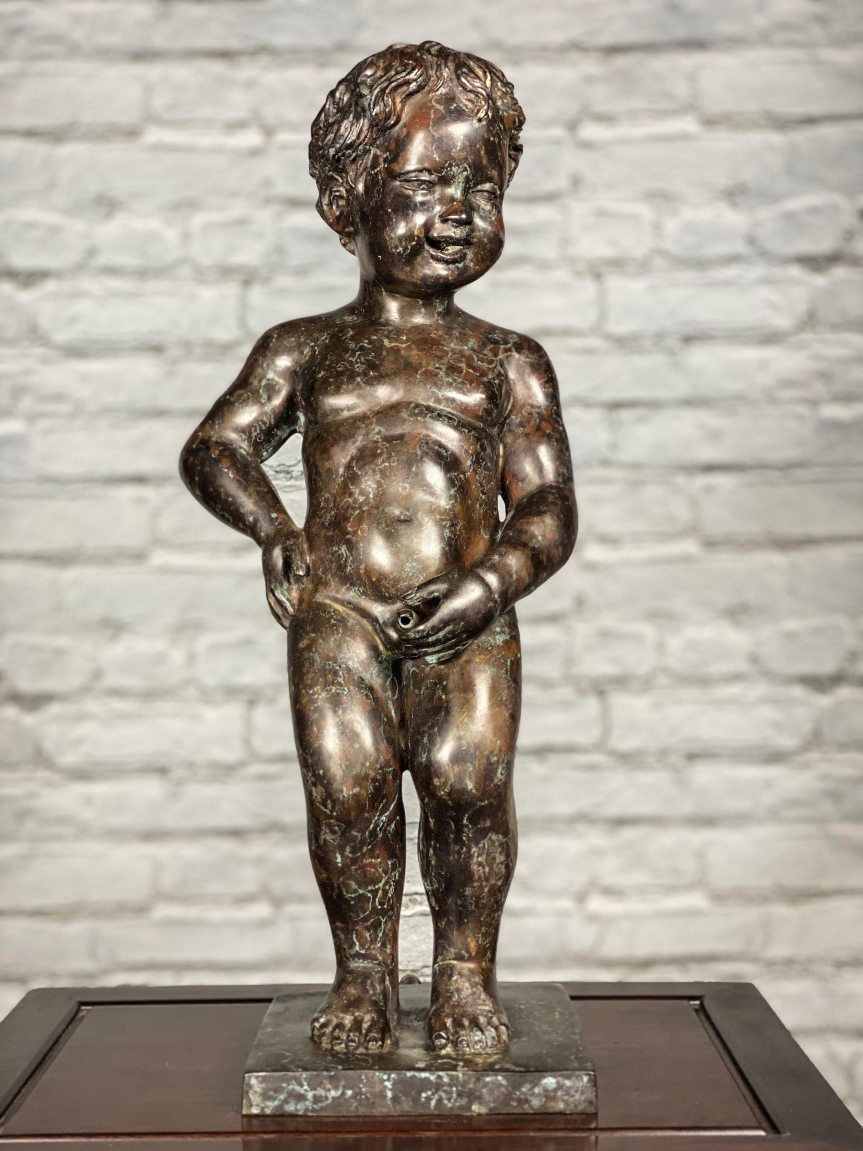 Suchen Sie nach einer lustigen und skurrilen Gartenstatue? Unser kleiner Bronze-Brunnen Boy Peeing ist ein echter Hingucker! Dieser im Wachsausschmelzverfahren aus Bronze gegossene kleine antike Cherub im griechisch-römischen Stil ist die perfekte