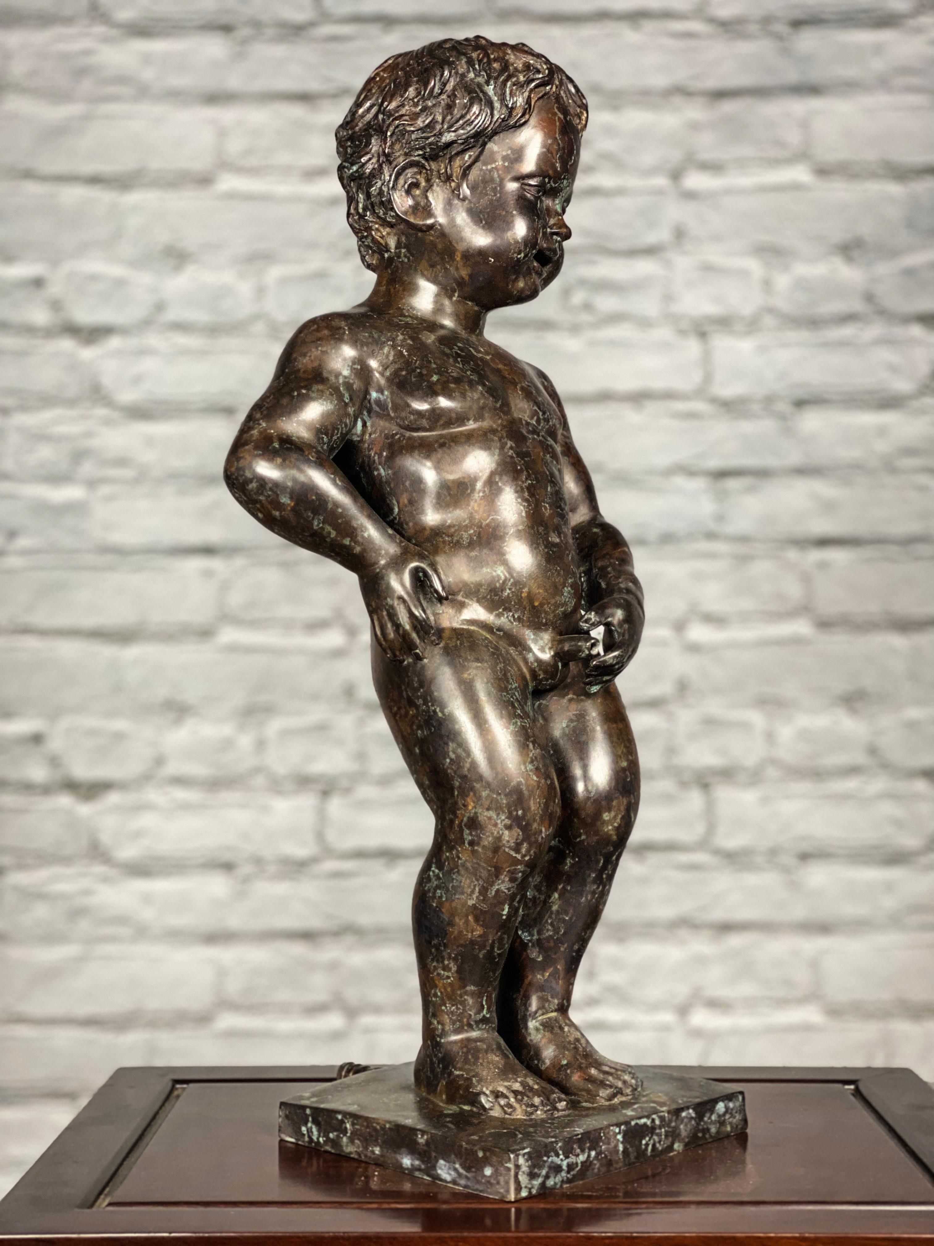 Junge pinkelnd Kleine Bronzestatue (Handgefertigt) im Angebot