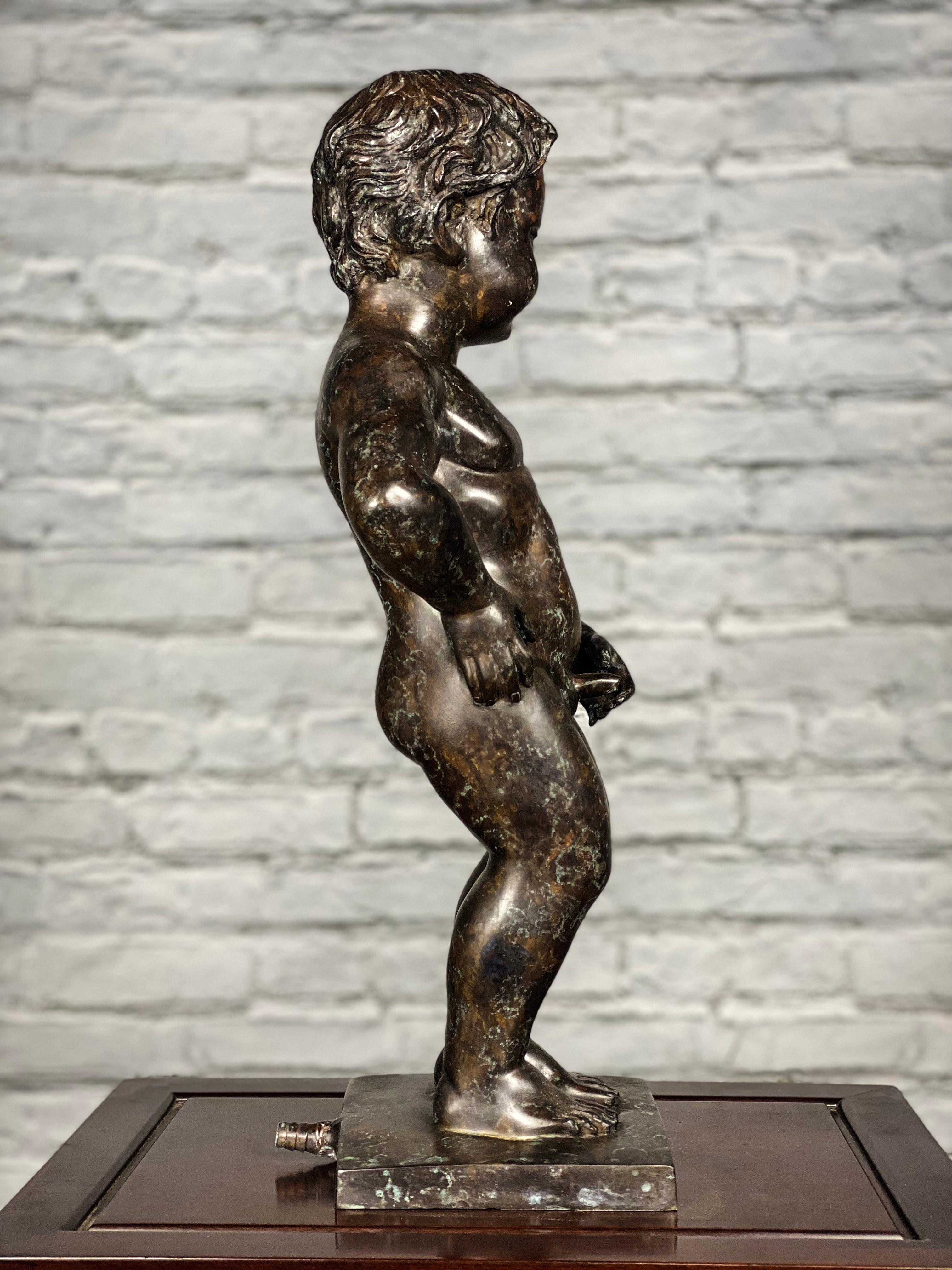 Fait main Petite statue en bronze - Boy Peeing en vente