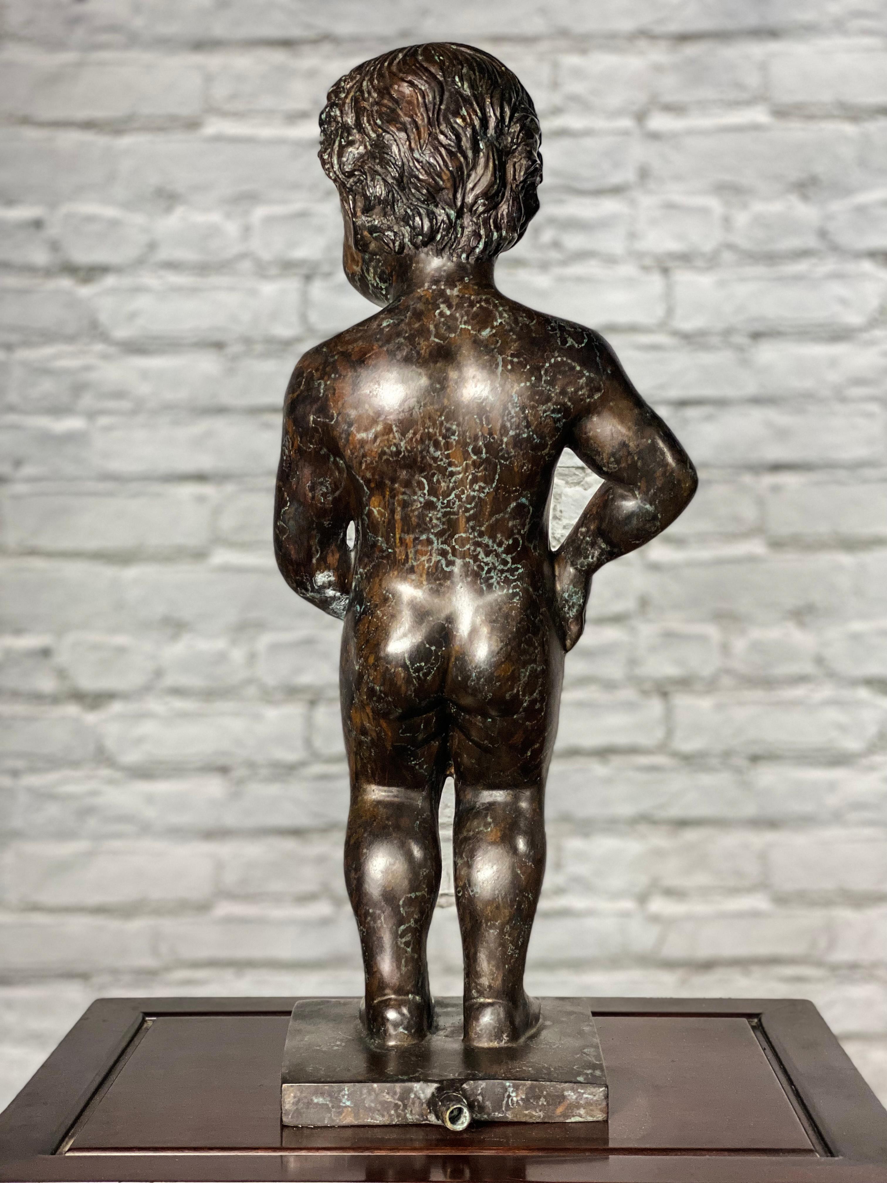 Junge pinkelnd Kleine Bronzestatue (21. Jahrhundert und zeitgenössisch) im Angebot
