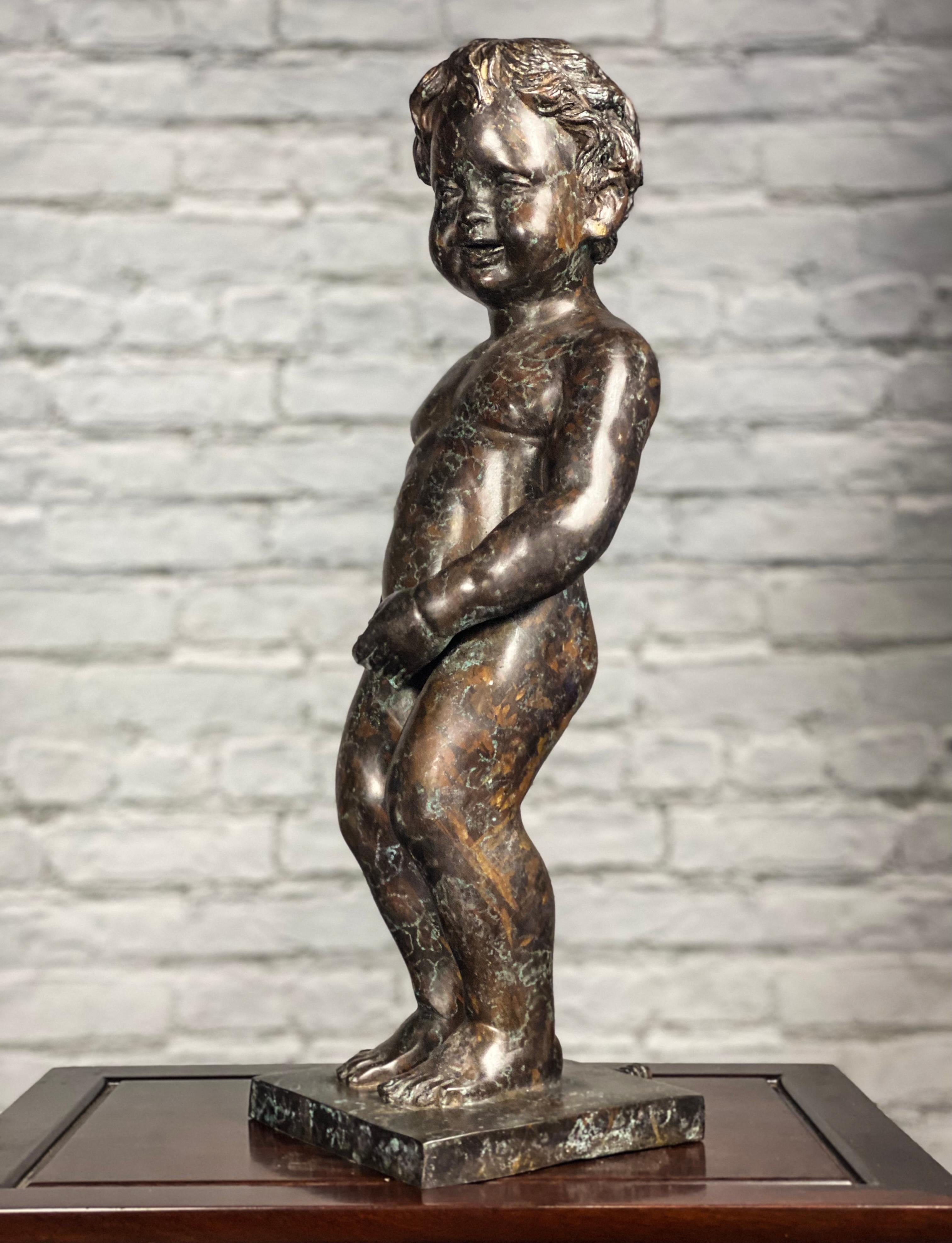 Junge pinkelnd Kleine Bronzestatue im Angebot 2