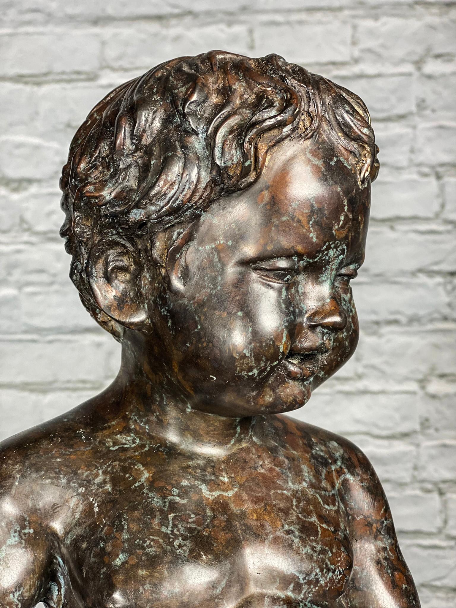 Junge pinkelnd Kleine Bronzestatue im Angebot 4