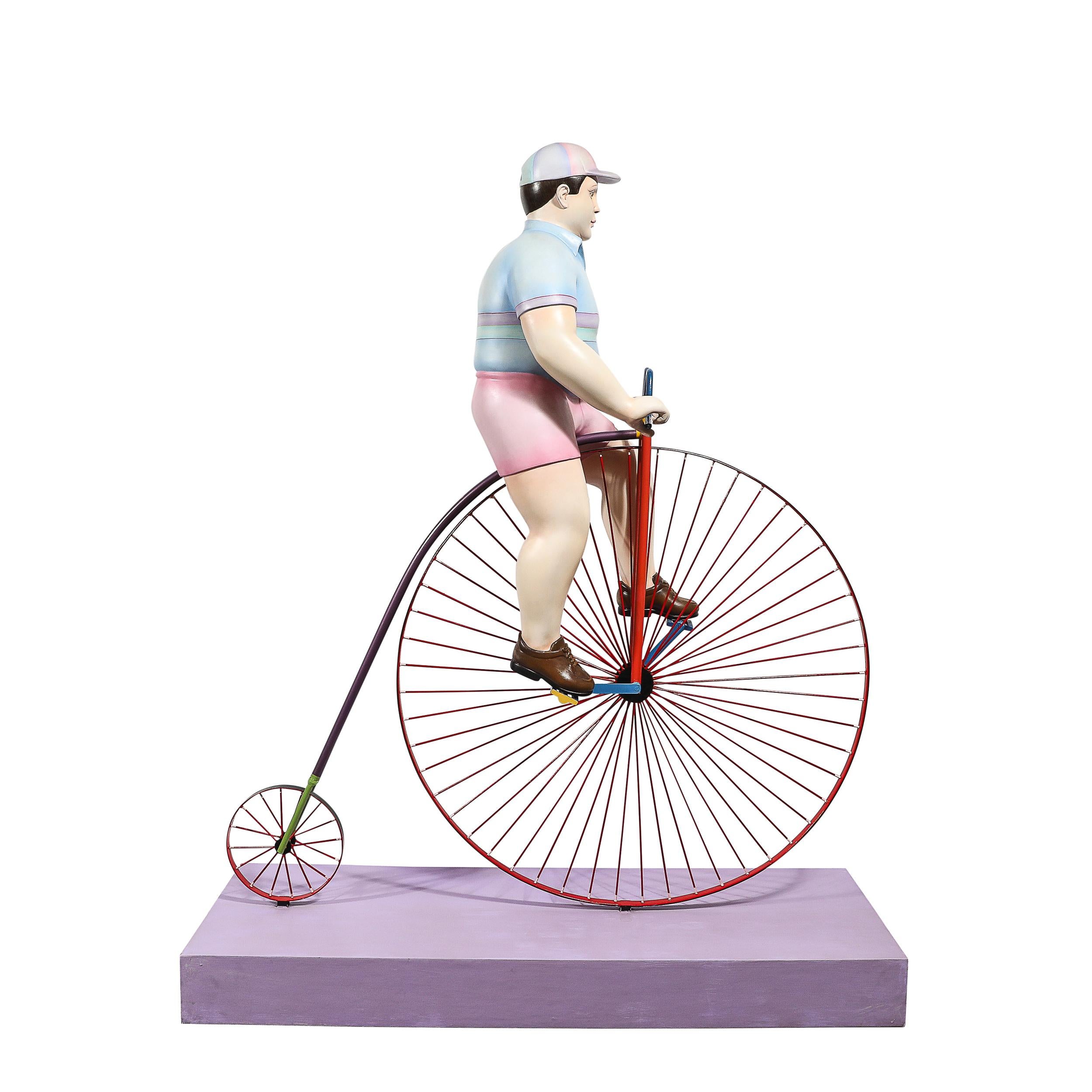 Esta escultura juguetona y caprichosa del renombrado artista mexicano Sergio Bustamante representa a un niño montado en una bicicleta alta, mezclando el surrealismo con la célebre individualidad del artista. Creada hacia 1989, la pieza forma parte