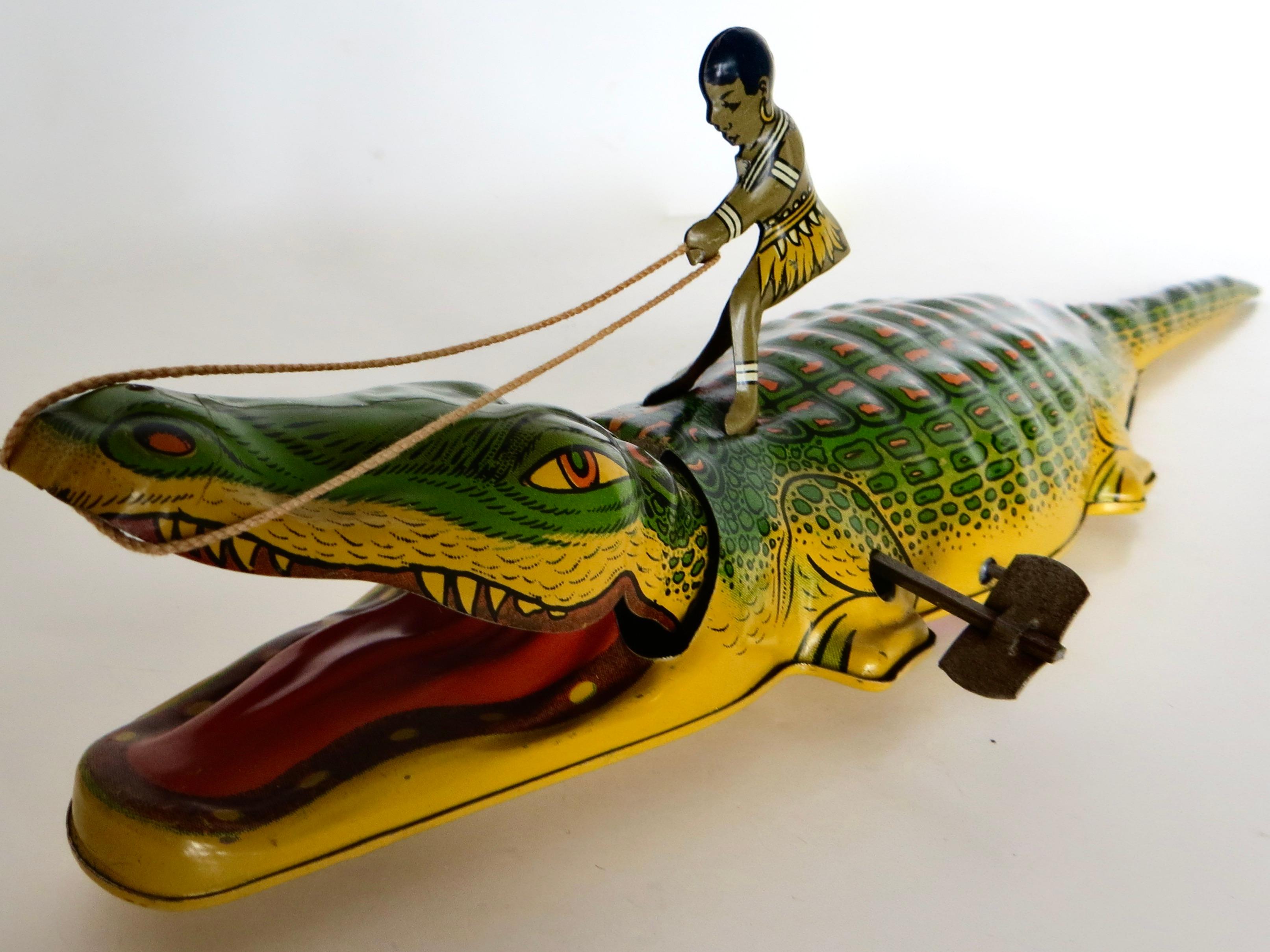 „Boy Riding An Alligator“ Vintage Wind-Up-Spielzeug von J. Chein Co., N.J., um 1935 im Zustand „Hervorragend“ im Angebot in Incline Village, NV