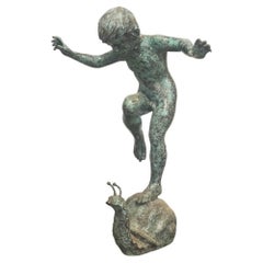 Garçon chevauchant un escargot Statue de jardin en bronze