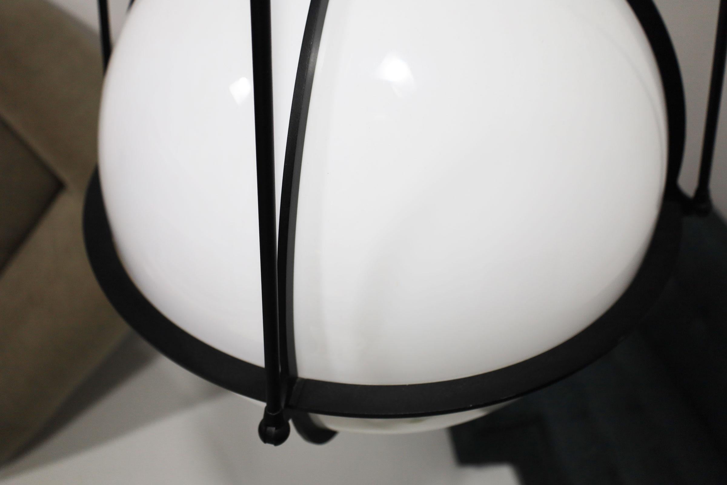 Eleva il tuo spazio con il pluripremiato lampadario Boyd Globe in nero. Vincitore del premio ADEX del Design Journal e da sempre best-seller, Globe è caratterizzato da un diffusore rotondo in acrilico bianco lucido di diversi diametri e da una