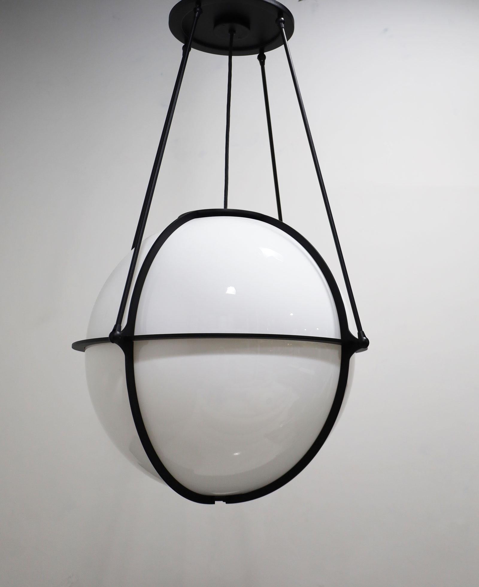 Lampadario Boyd's Globe in nero In condizioni buone in vendita a Dallas, TX