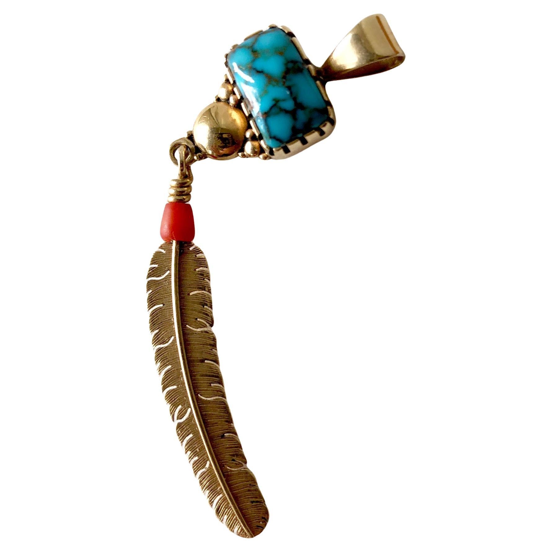pendentif en or 14K, turquoise et corail en forme de plume d'aigle créé par le bijoutier Navajo, Boyd Tsosie.  Le pendentif mesure 2 5/8