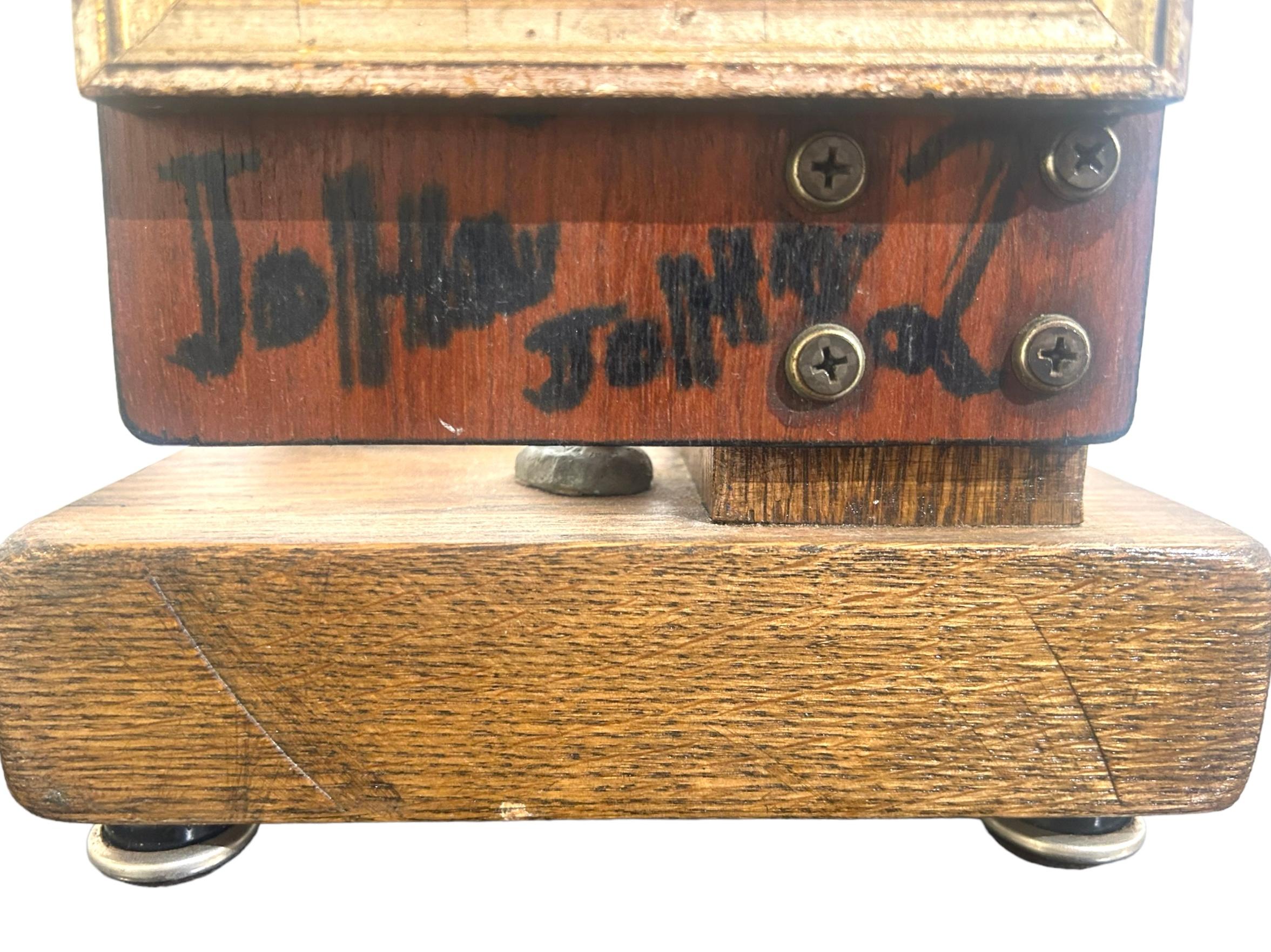 Boys and Toys – Gemälde- und Schminkspiegel mit antiken Spielzeugen, Kunstgegenstand (amerikanisch) im Angebot