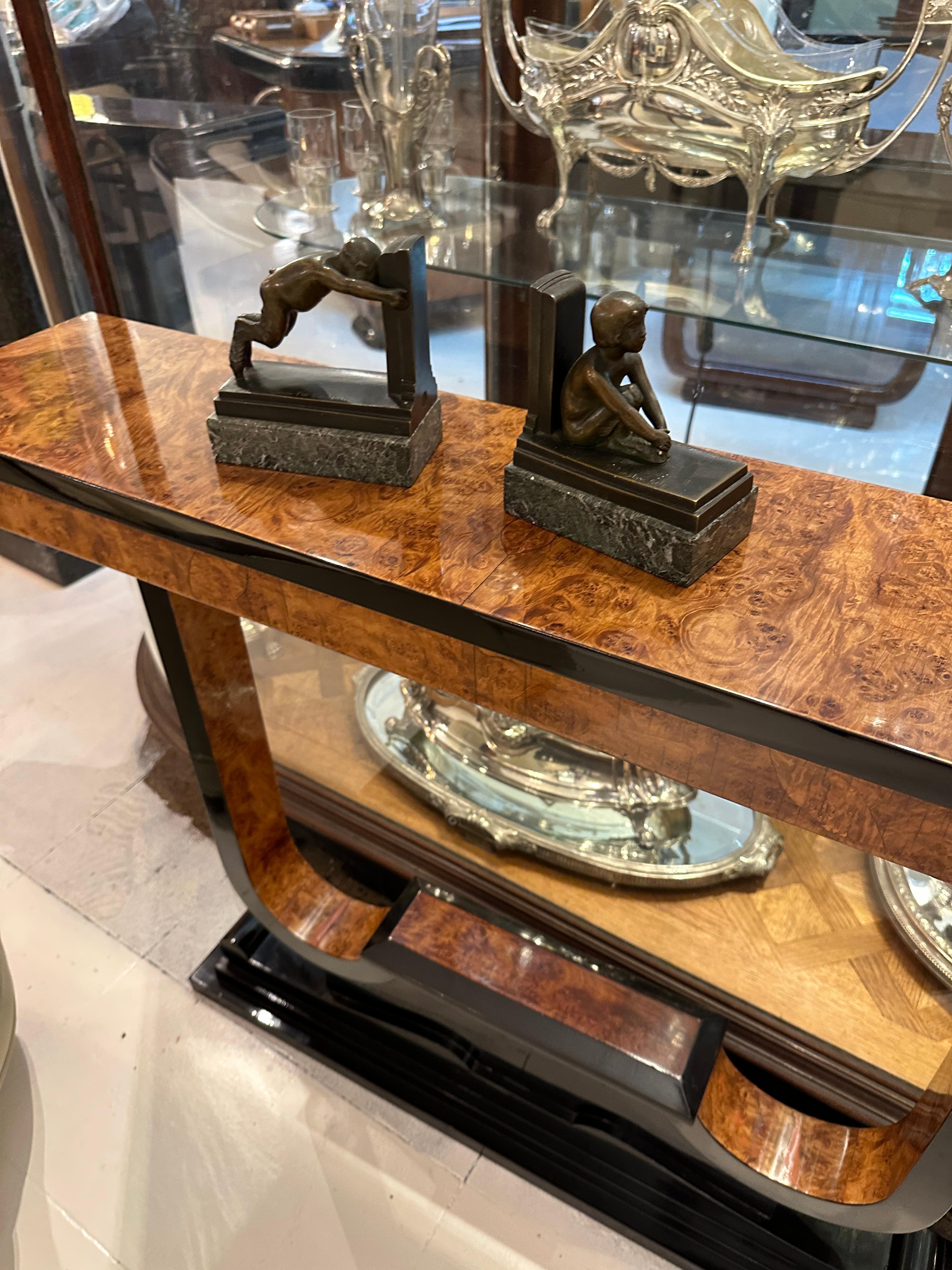 Francese Fermalibri Boys in bronzo e marmo, Francia , Stile: Art Deco in vendita