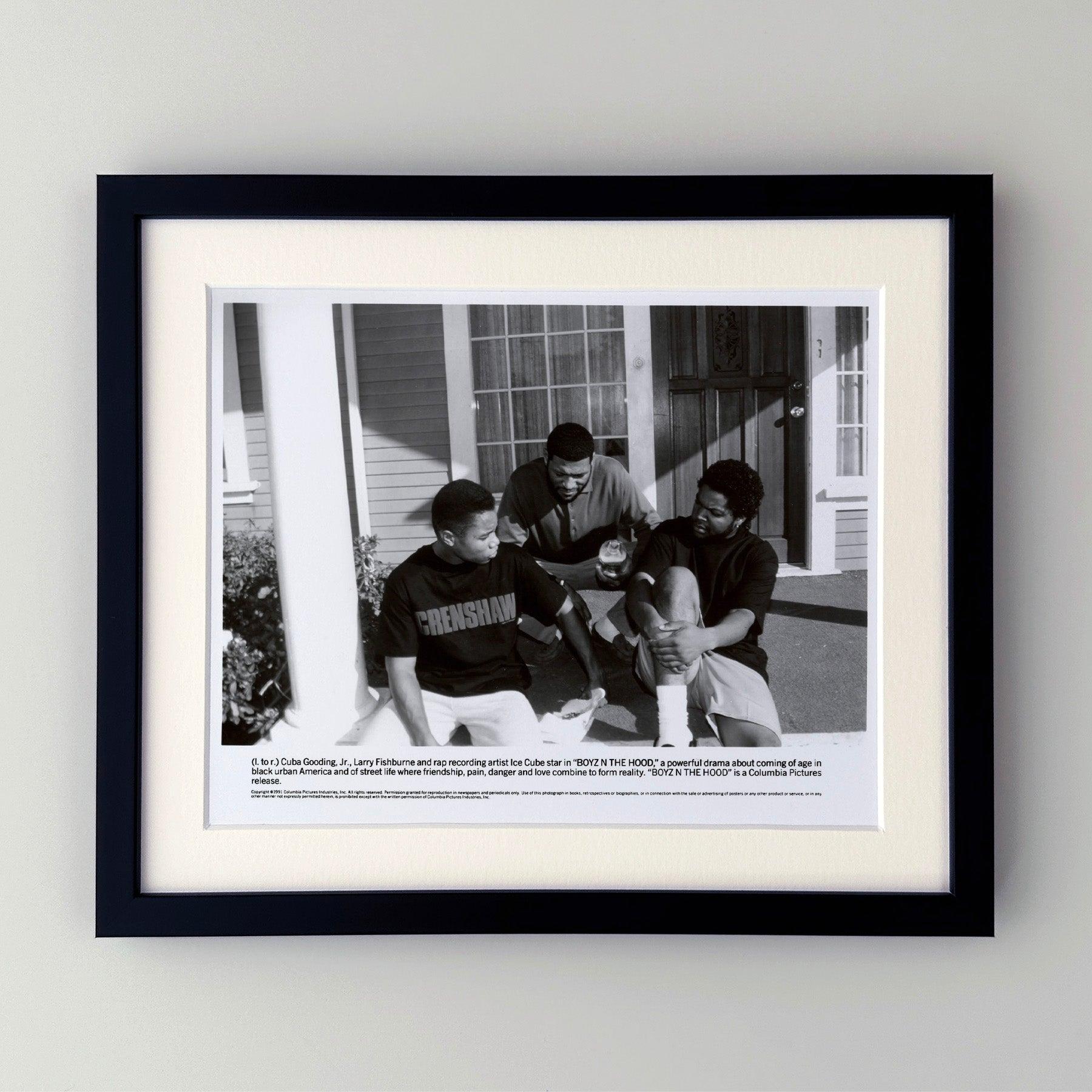 Fotogramma pubblicitario originale 8x10 pollici di Boyz n the Hood (1991) con Cuba Gooding Jr, Laurence Fishburne e Ice Cube e diretto da John Singleton.

Le foto pubblicitarie (film/produzione) sono state create per aiutare gli studios a promuovere