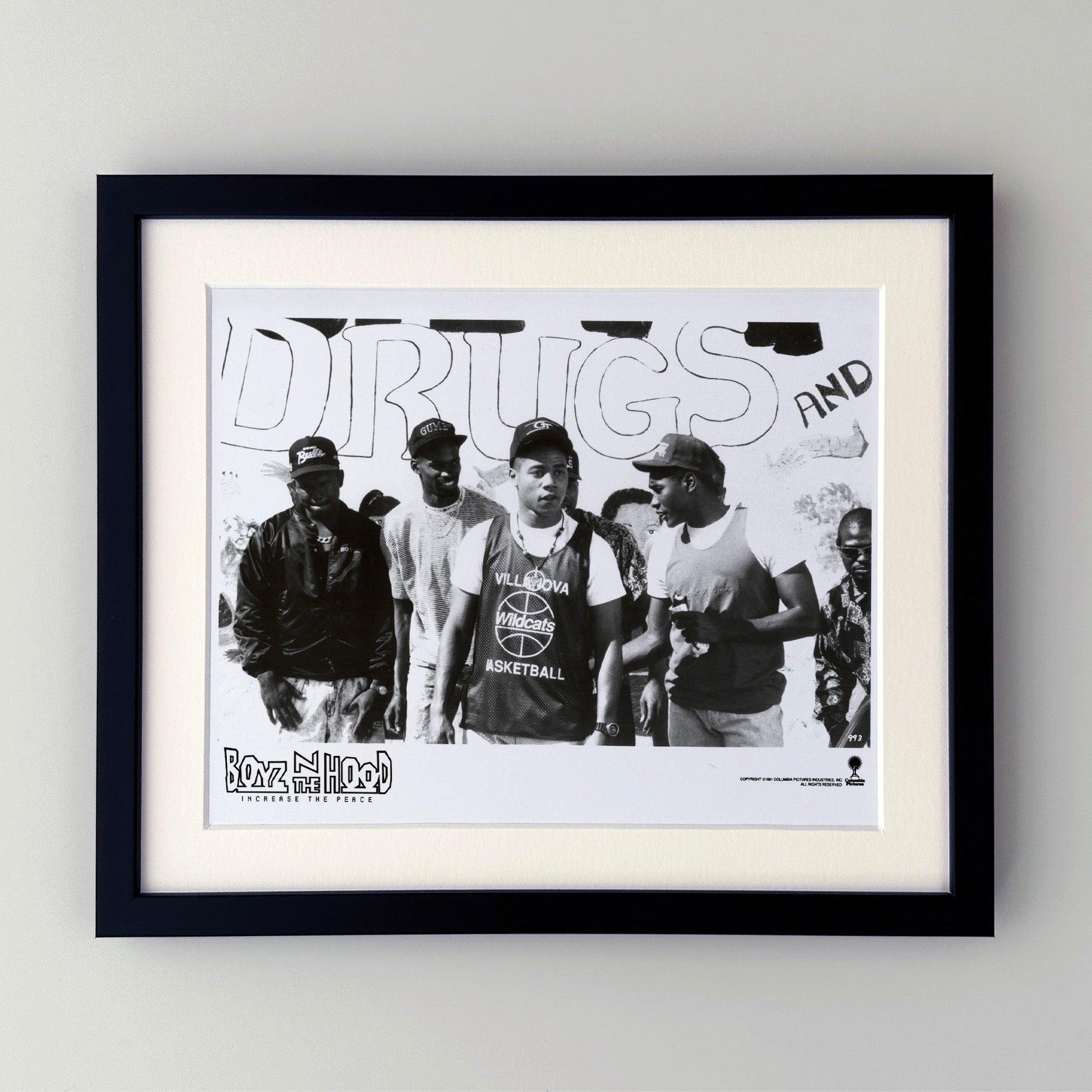 Photo publicitaire originale de 8x10 inches pour Boyz n the Hood (1991) avec Cuba Gooding Jr, Laurence Fishburne et Ice Cube et réalisé par John Singleton.

Les photos de publicité (film/production) ont été créées pour aider les studios à promouvoir