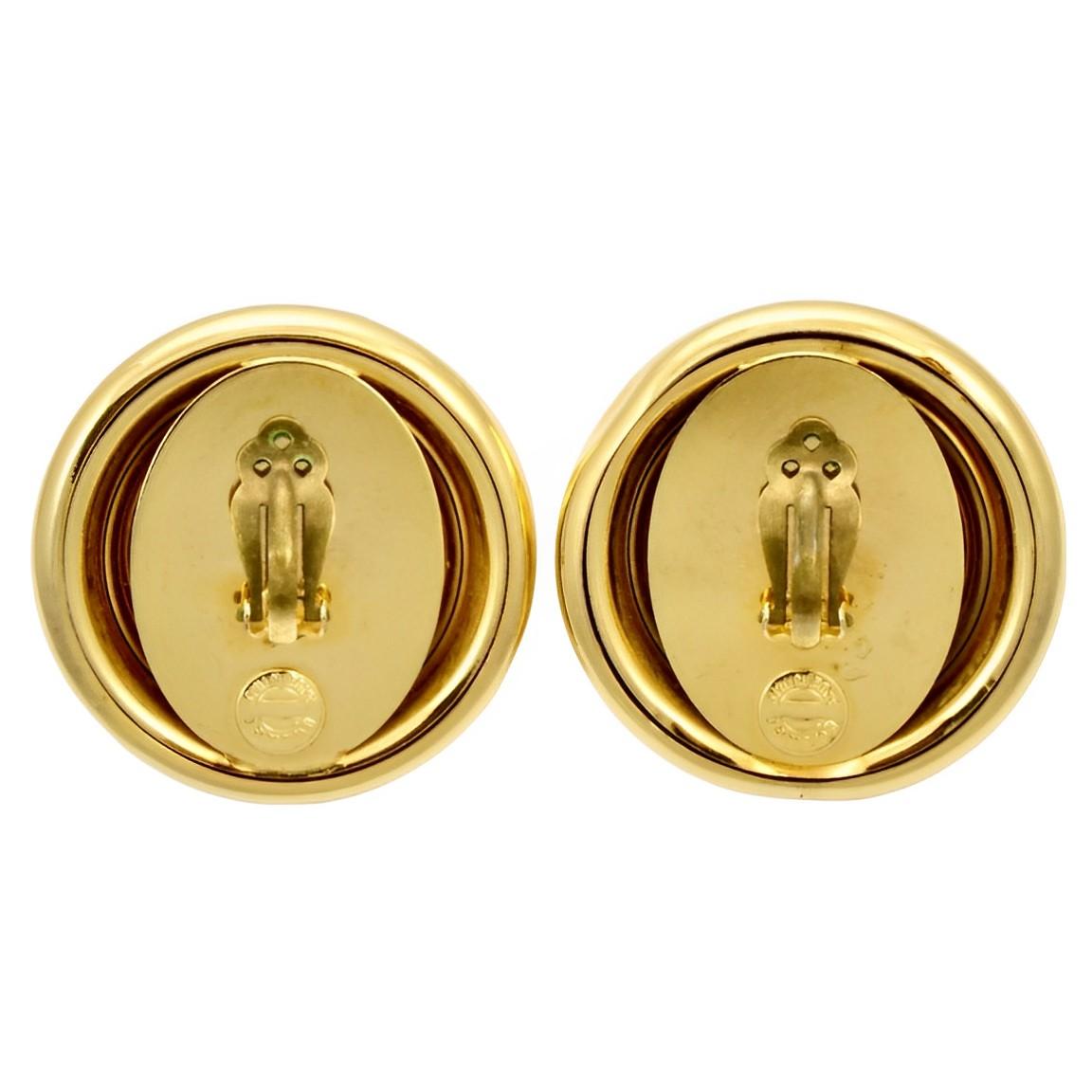 Bozart gold plated clip on earrings, featuring white faux pearls encircled by a double rope twist design. Measuring diameter 4.8 cm / 1.88 inches. The earrings are in very good condition.

This beautiful pair of statement earrings is circa 1980s.