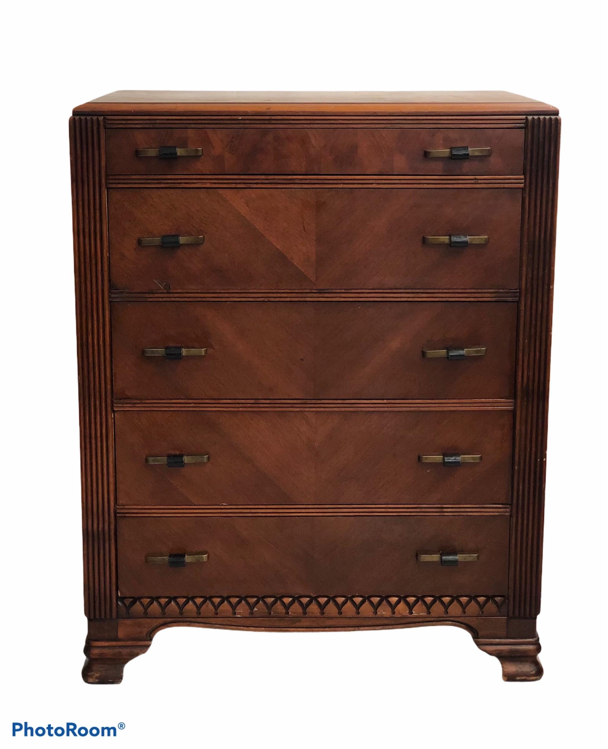 Vintage dresser with graduated drawers in walnut and burl walnut. Sturdy and sleek design with original hardware.