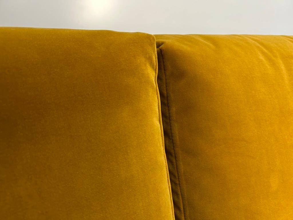Canapé sectionnel BPA International 5 places en forme de L - en velours jaune moutarde en vente 6