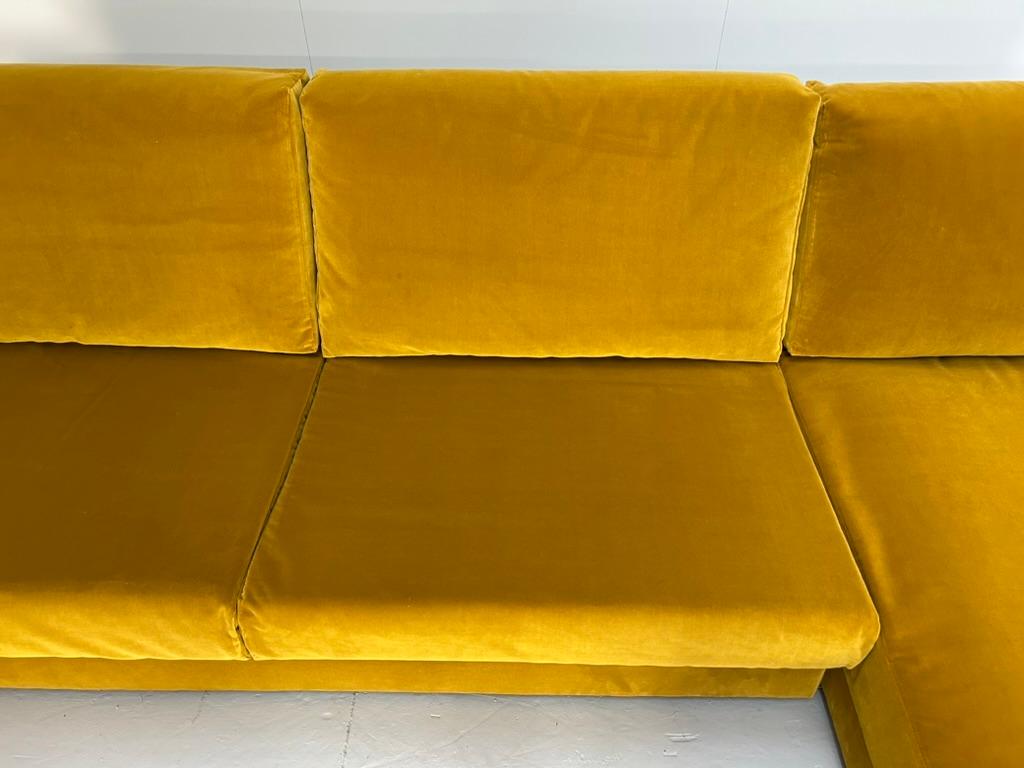 Canapé sectionnel BPA International 5 places en forme de L - en velours jaune moutarde en vente 4
