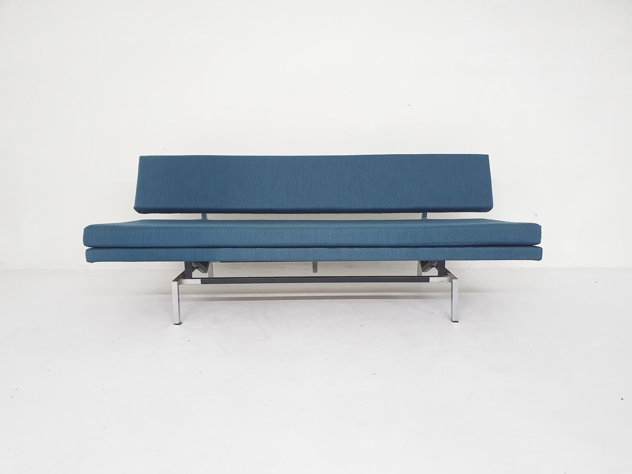 Martin Visser BR02 sofa that can be transformed into a daybed of 70 x 190 cm, by pulling the seating to the front. This is the first edition with a square frame.

Visser designed this sofa in 1958 when he was working for Dutch furniture manufacturer