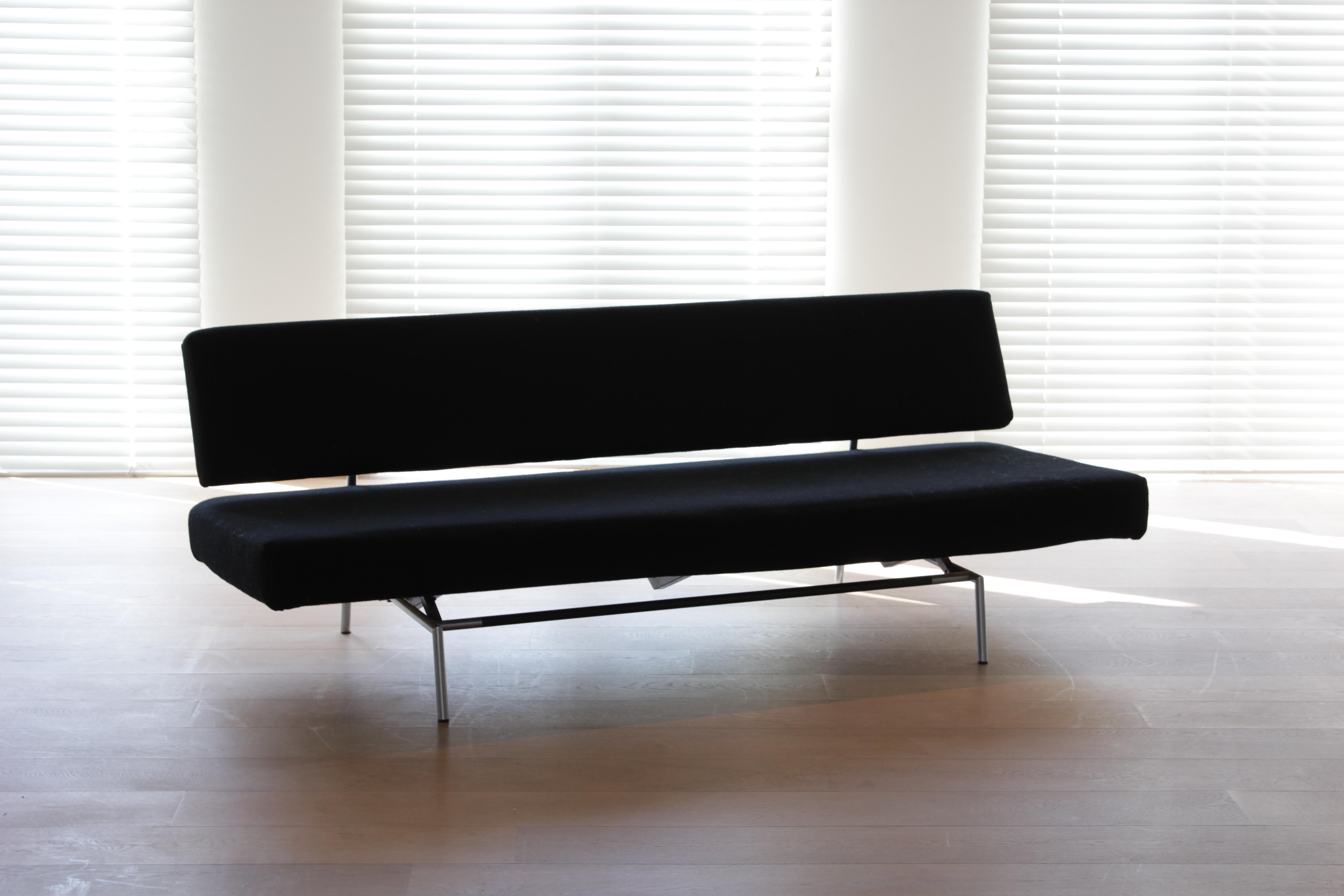 BR 02 Sofa by Martin Visser for 'T Spectrum

1960s

Netherlands

‘BR 02’

Fabric upholstery and chrome

70cm high, 192cm wide, 82cm deep

Martin Visser (1922-2009) was a Dutch furniture designer whose minimalist yet functional creations left a
