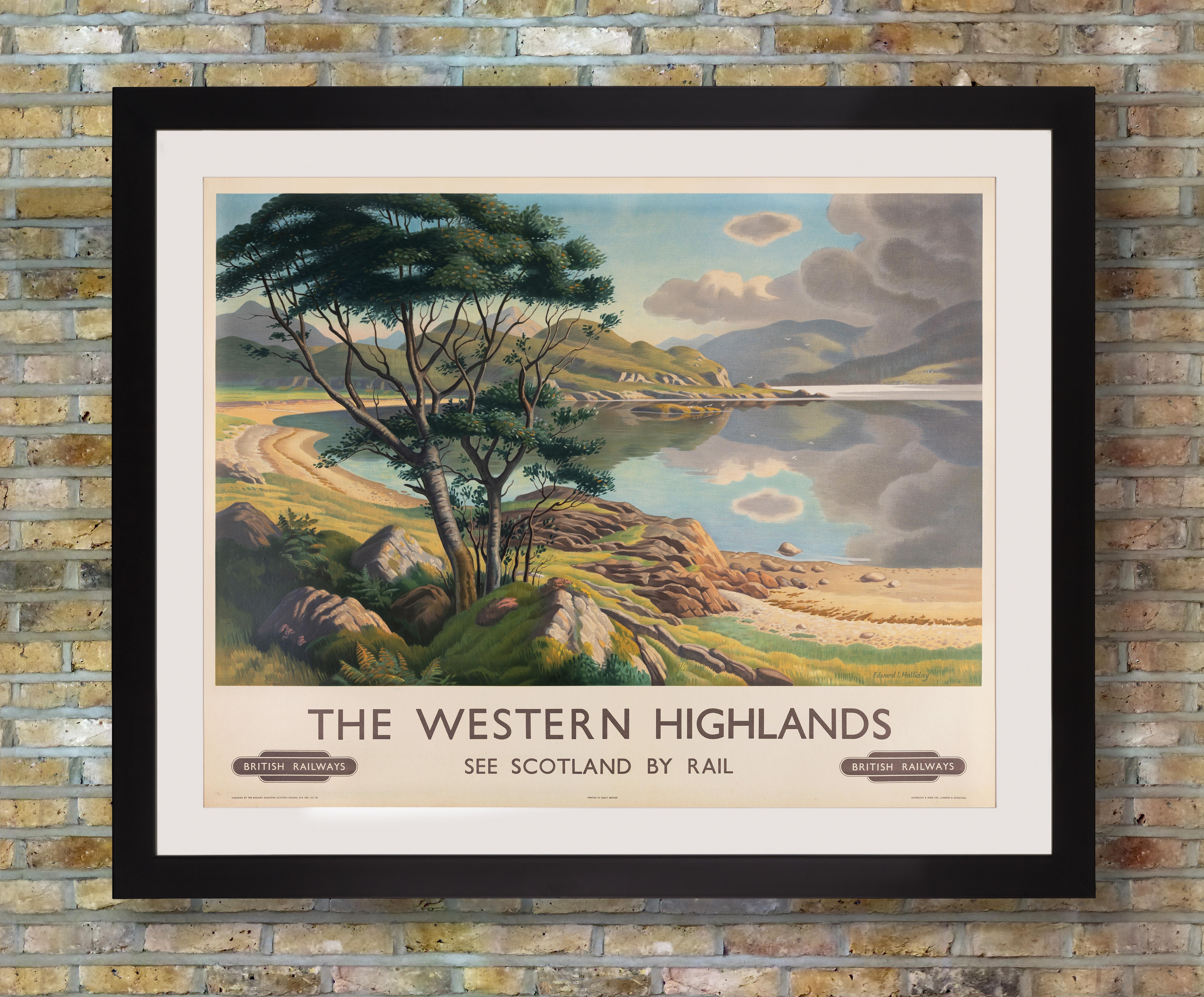 Realizzato per British Railways per promuovere i viaggi in treno verso le Highlands scozzesi, questo scarso manifesto di viaggio del quadrilatero britannico per le Highlands occidentali presenta una scena pittoresca e pacifica di Edward Irvine