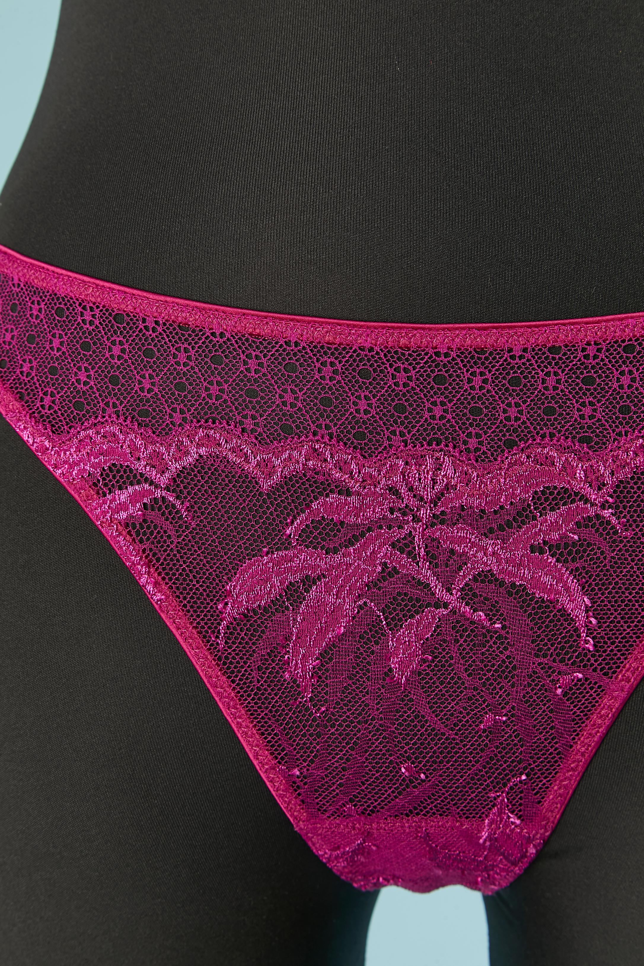 Bra and thong panty ensemble in fushia lace . Underwired bra. Bra's fabric composition: 79% nylon, 14% elastane, 7% polyester. Lining: 100% nylon. Adjustable shoulder strap and hook&eye closure on the back. 
SIZE: 85 (EU) 38 (US) Cup size: C