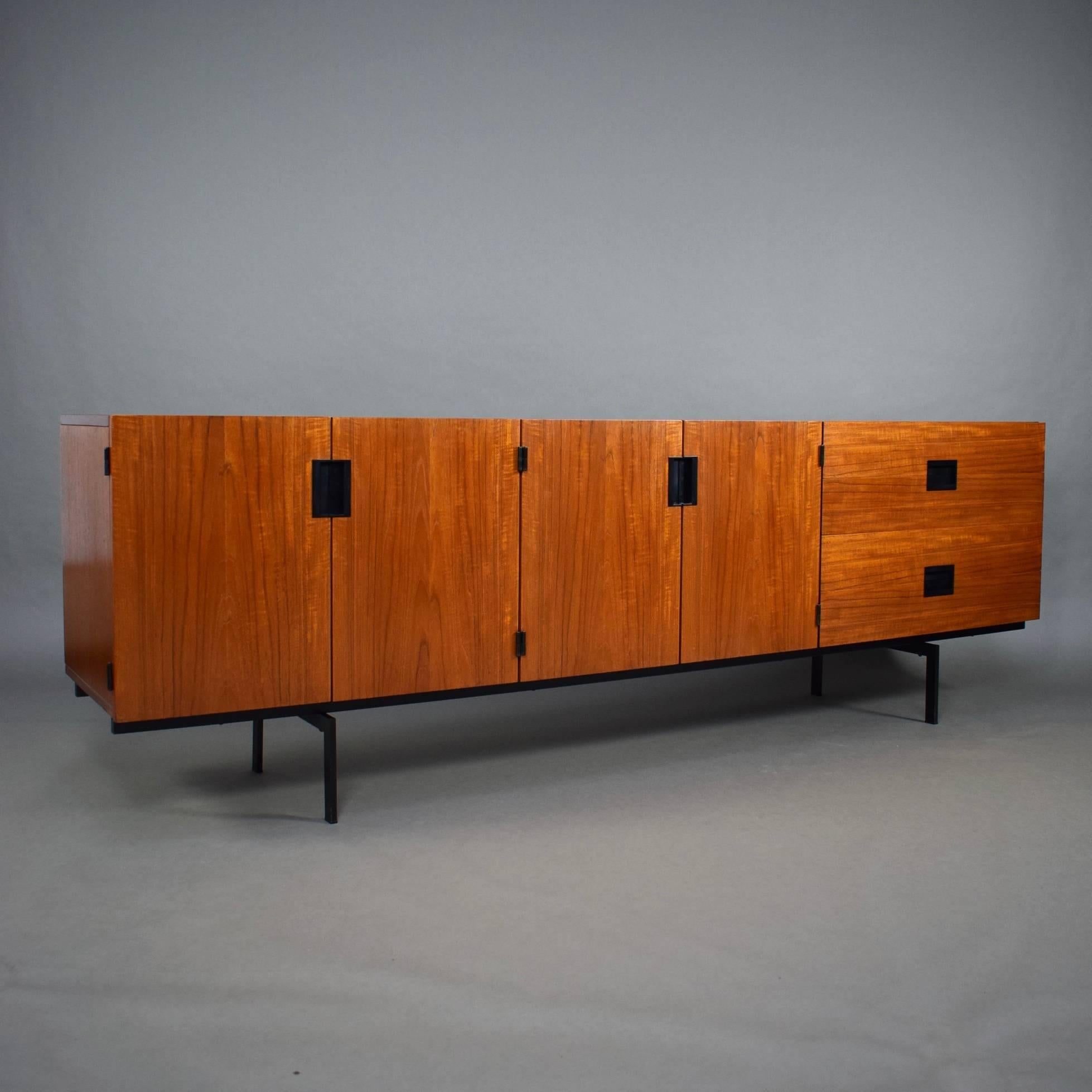 Iconic DU-03 ‘Japanese Series’ sideboard designed by the famous Dutch designer Cees Braakman for UMS Pastoe. This sideboard is minimalistic and timeless in design and still as iconic as it is beautiful. The typical Braakman drawers are made of bent