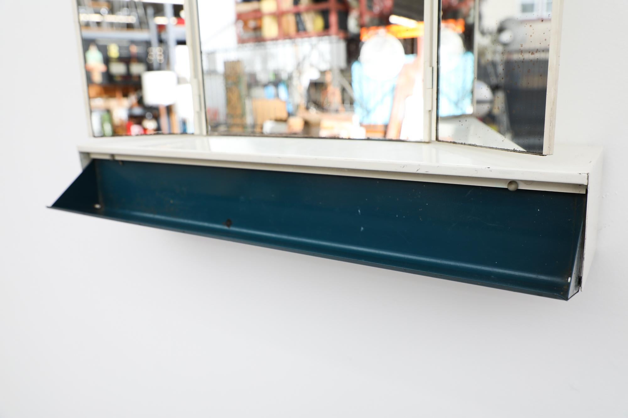 Brabantia Dreifach-Spiegel mit blauem Regal, 1960er Jahre im Angebot 2