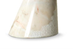 Lampe de table Calla en laiton vieilli martelé avec base en marbre par Brabbu