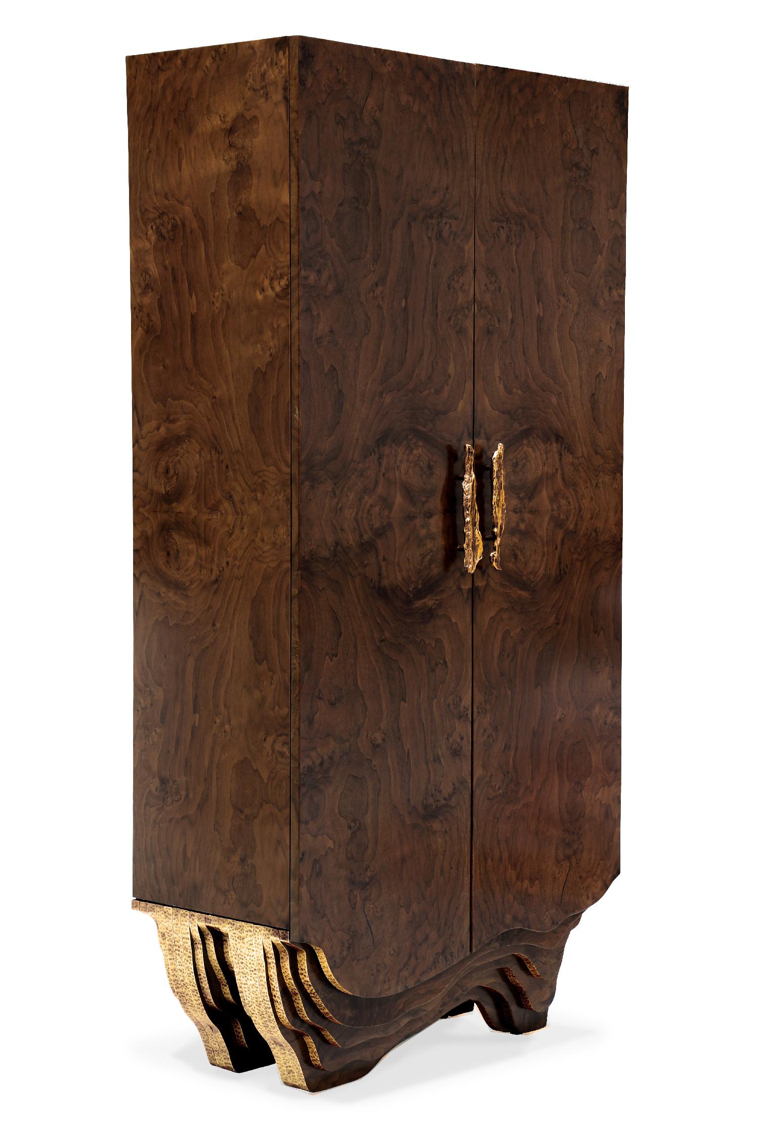 Huang is a mountain range in eastern China known for its spectacular scenery. Inspired by this magnificence, our designers created Huang cabinet. It features an outside in walnut root veneer, an inside in rosewood veneer & details in matte hammered
