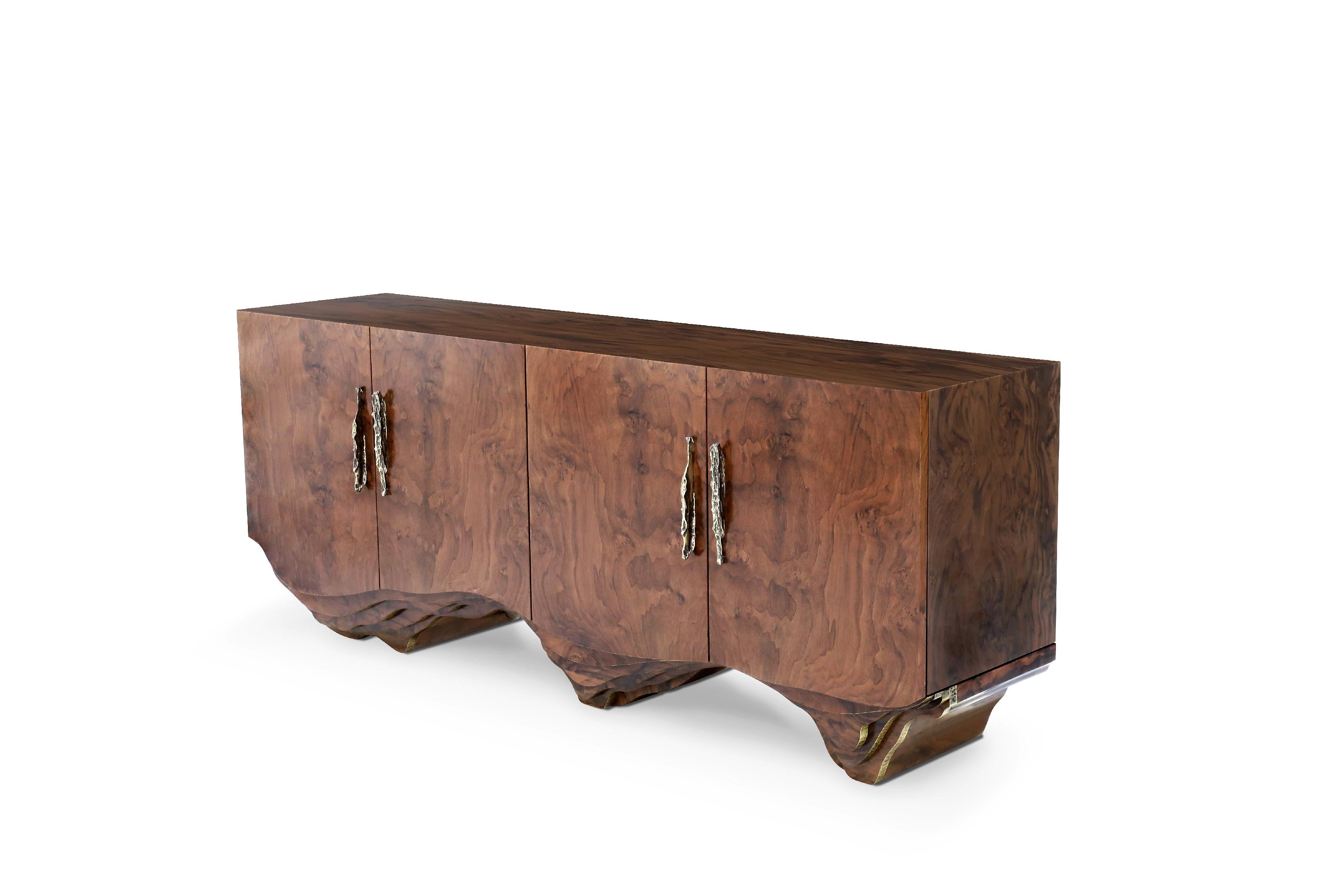 Huang is a mountain range in eastern China known for its spectacular scenery. Inspired by this magnificence, Brabbu’s designers created Huang sideboard. It features an outside in walnut root veneer, an inside in rosewood veneer and details in matte