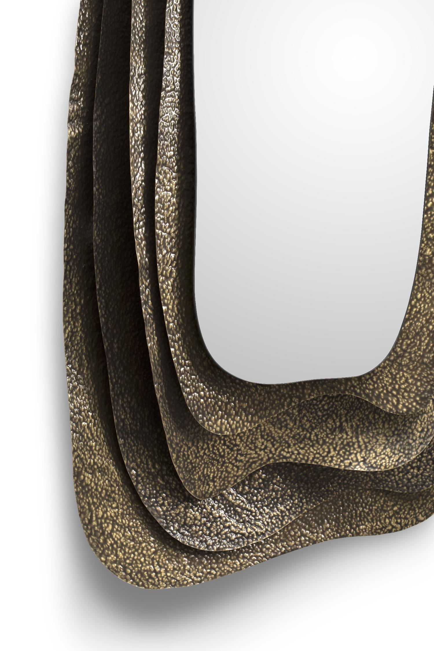 With origins in Japan, Kumi is an oyster with an undeniable beauty. Kumi mirror pays tribute to its allure through its glossy hammered aged brass. This decorative wall mirror is a treasure coveted by many.
Glossy hammered aged brass. Smoked Mirror.
