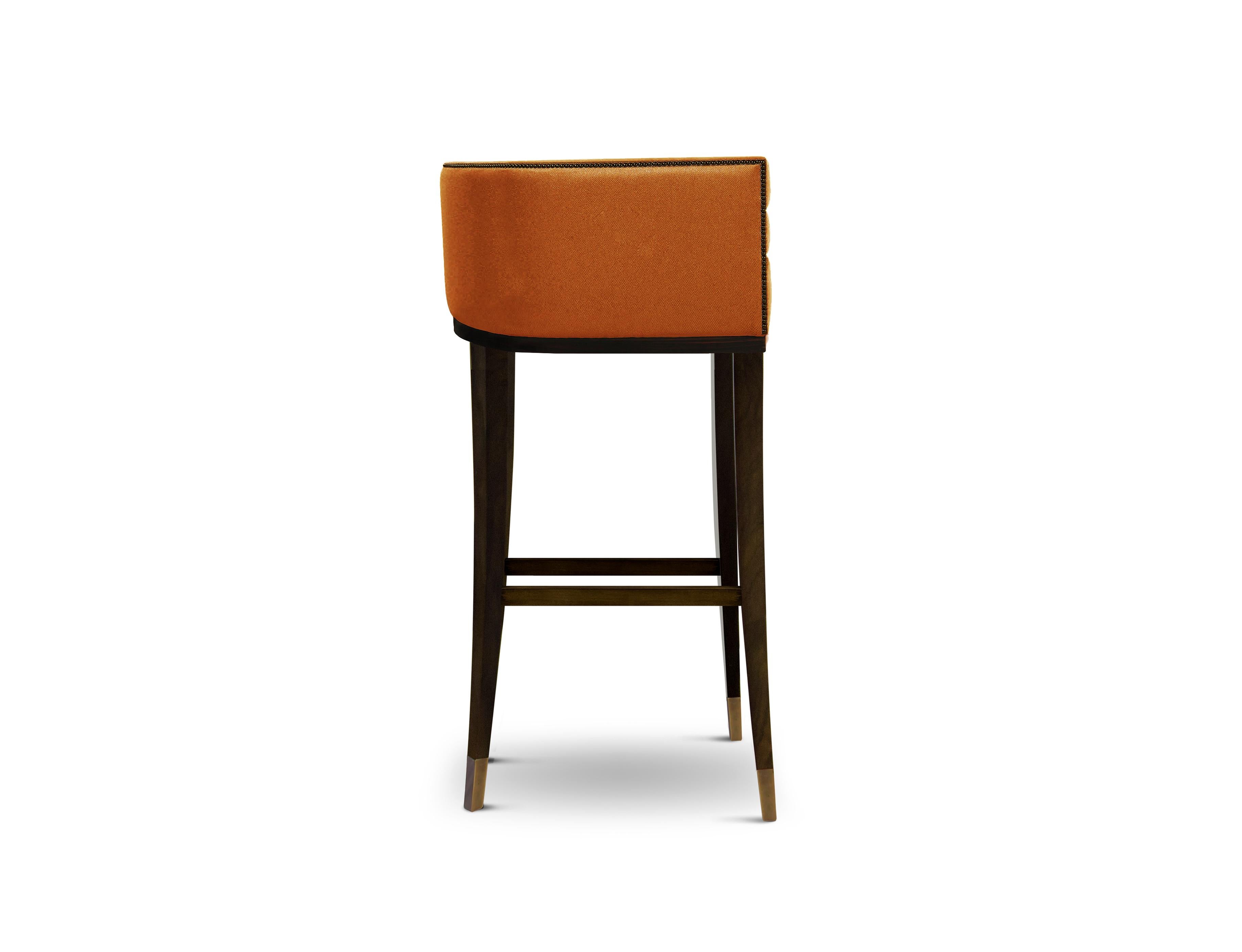 Maa is the language spoken by the Maasai tribe; a language with a harmonious vowel. This harmony was the inspiration for the Maa counter stool; the combination of its shape with its singular color and the twill delicacy brings the detail that will