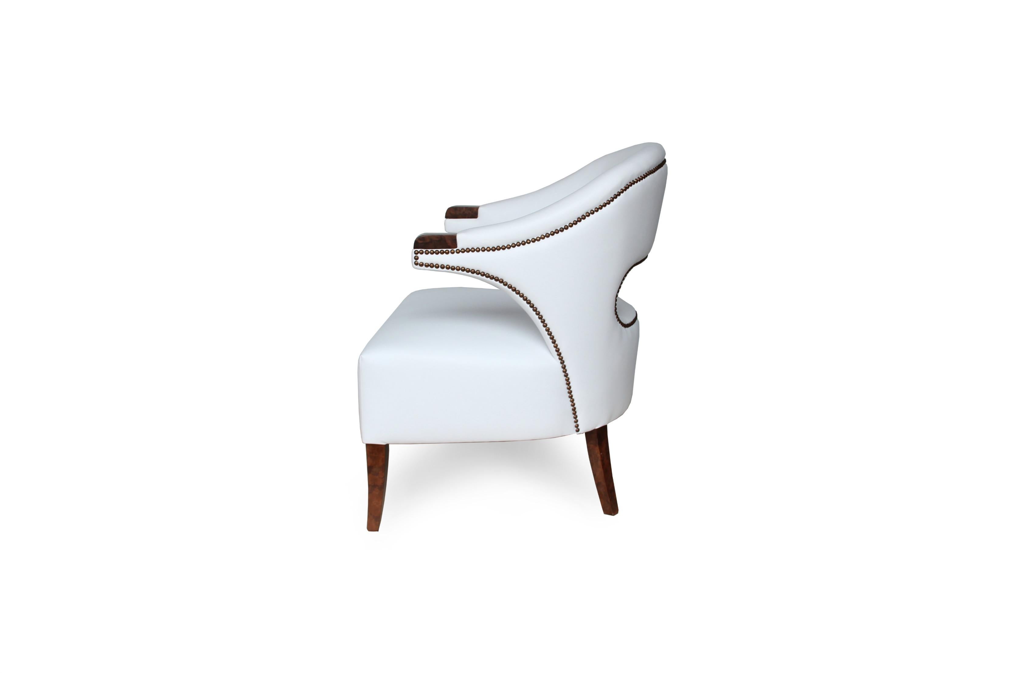 Nanook is the master of bears, the one who decides the luck of the hunters in the Arctic regions. NANOOK Armchair blends the beauty and grandiosity of this animal. This accent chair has a strong presence balanced with the elegance given by the