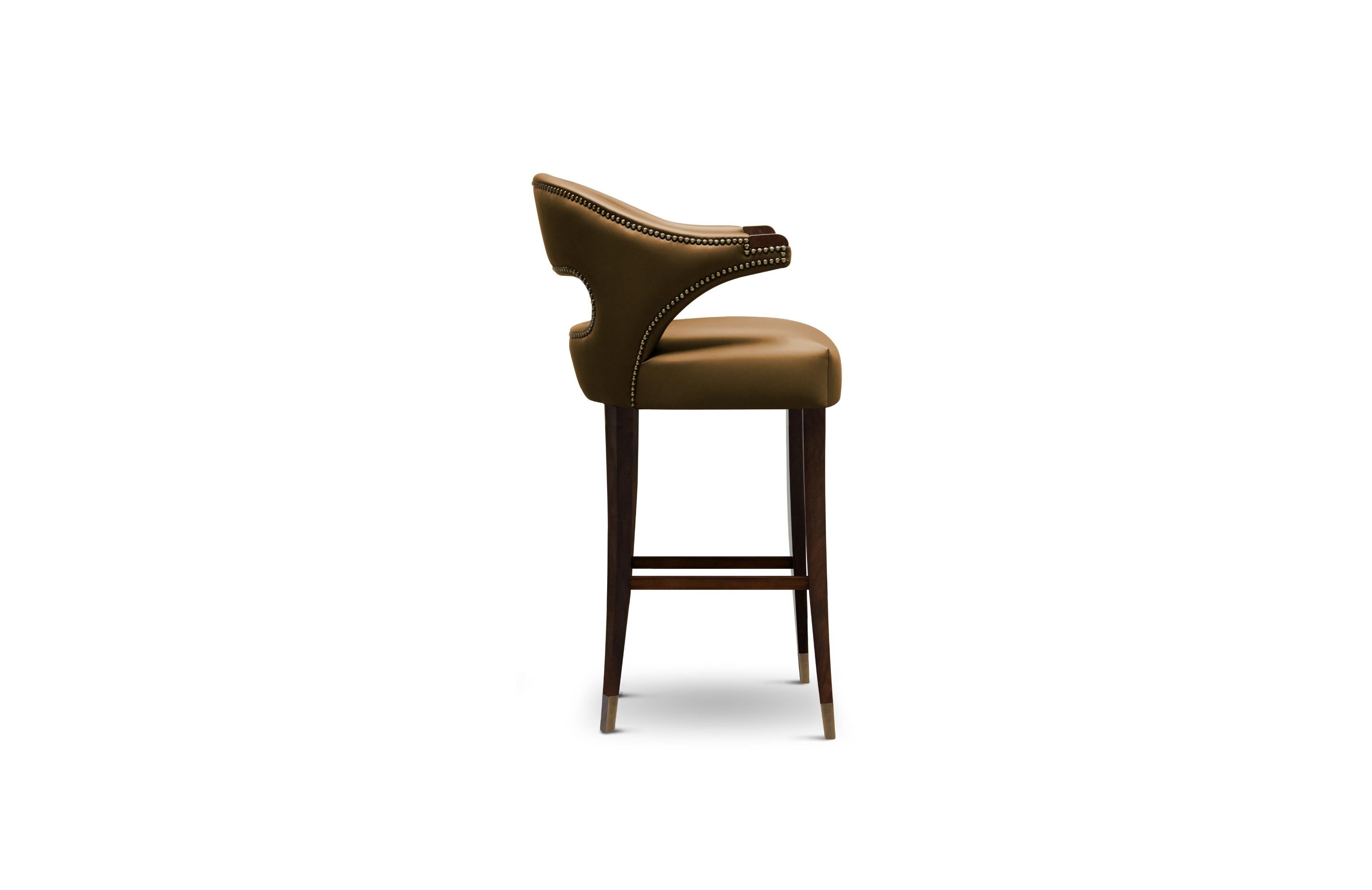 Nanook is the master of bears, the one who decides the luck of the hunters in the Arctic regions. Nanook bar chair blends the beauty and grandiosity of this animal. This bar stool with backrest has a strong presence balanced with the elegance given