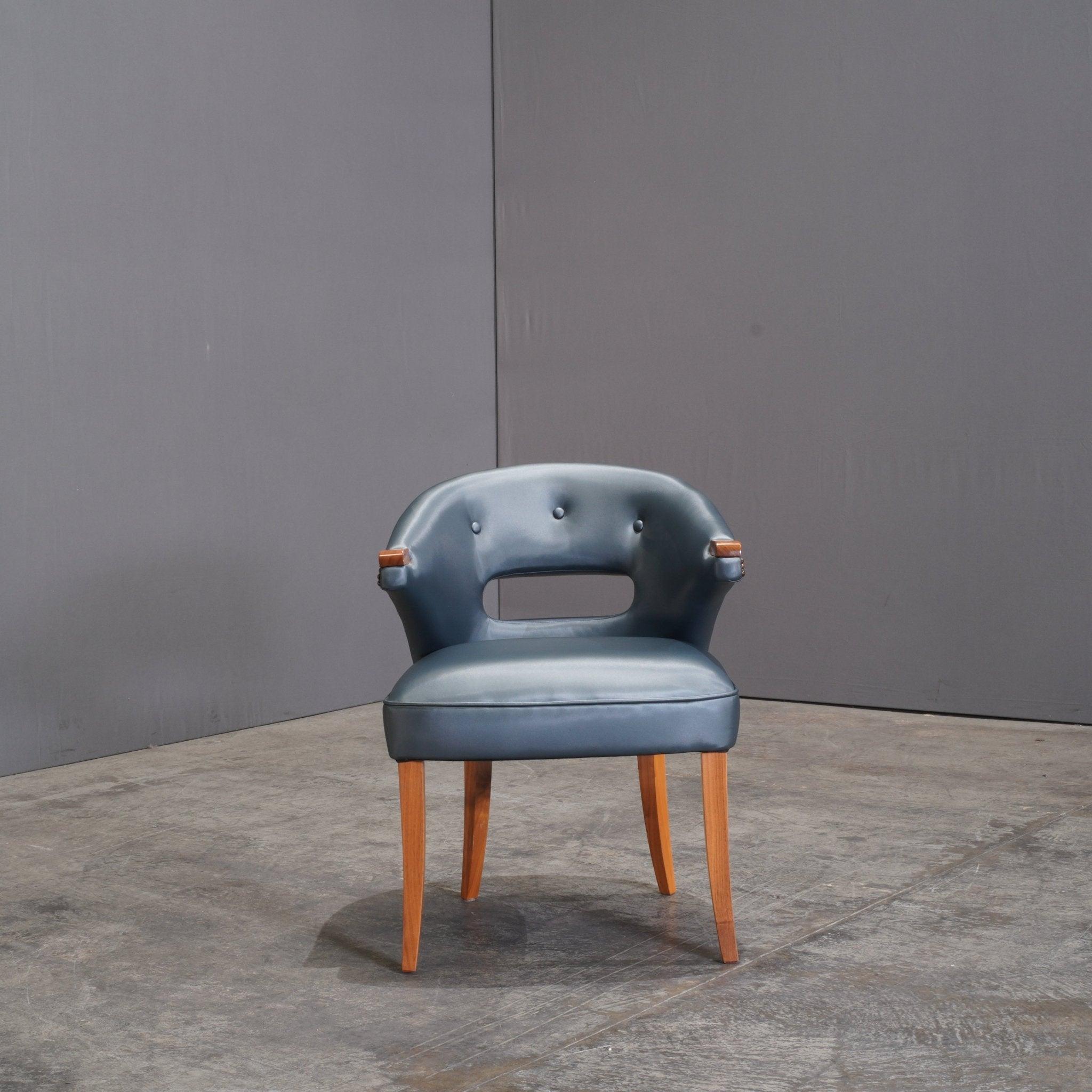 Introduci un tocco di eleganza contemporanea nel tuo spazio da pranzo con la sedia da pranzo in ecopelle Brabbu Nanook. Questa sedia accattivante fonde perfettamente il design moderno con il comfort di lusso. Le curve invitanti e il rivestimento in