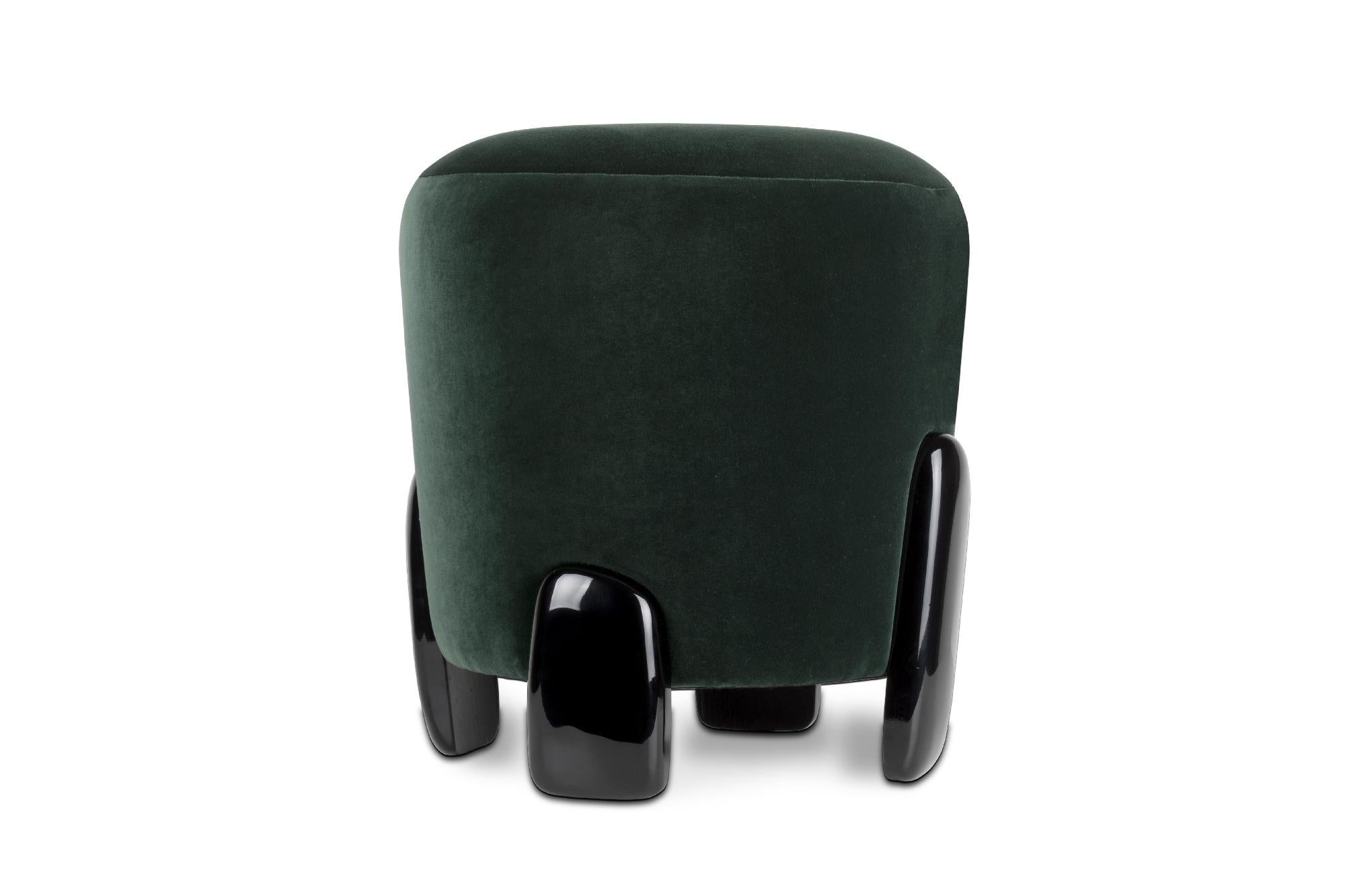 The monolithic statues of Easter Islands, known for Moai or Naoki, were the inspiration behind Noaki stool. With a seating in velvet and a base in glossy black lacquer, this distinct contemporary stool is perfect to use as a table stool, living room